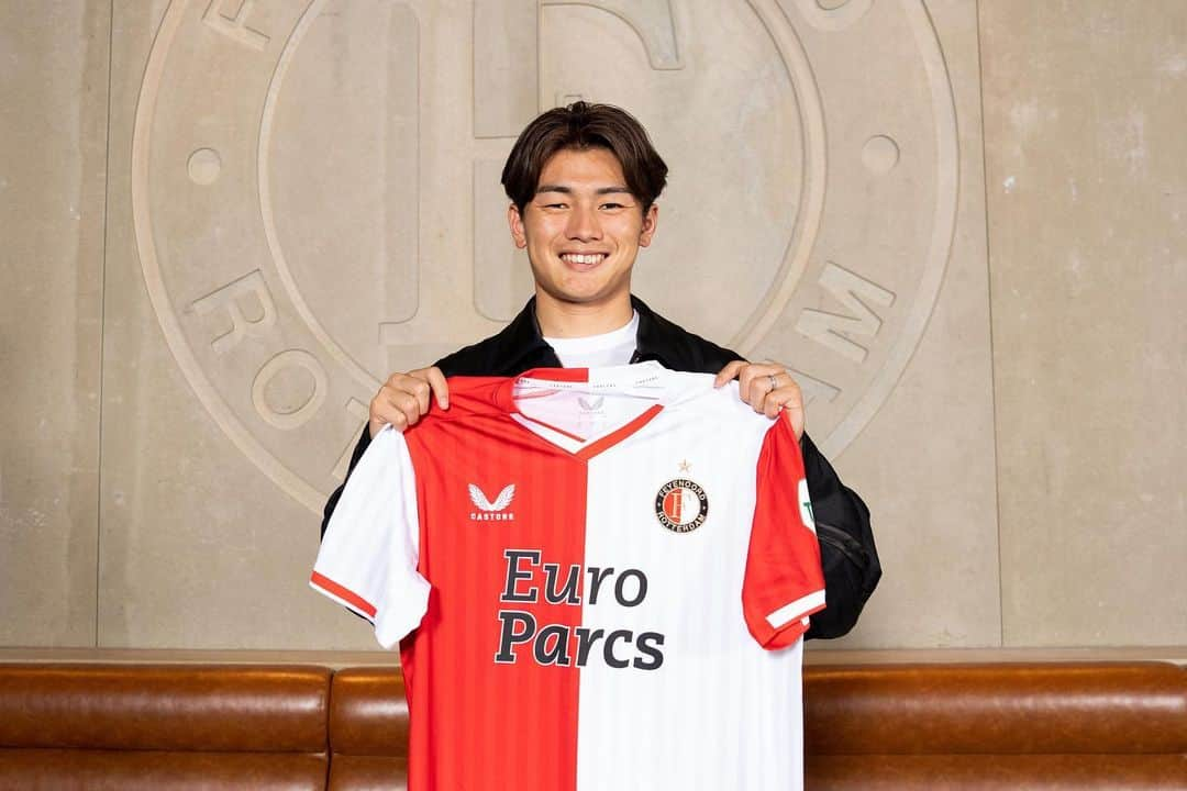 上田綺世のインスタグラム：「本日VISA取得しました！ @feyenoord でプレーできることを幸せに思います！ 今後も応援よろしくお願いします！  #feyenoord  #上田綺世 #9」