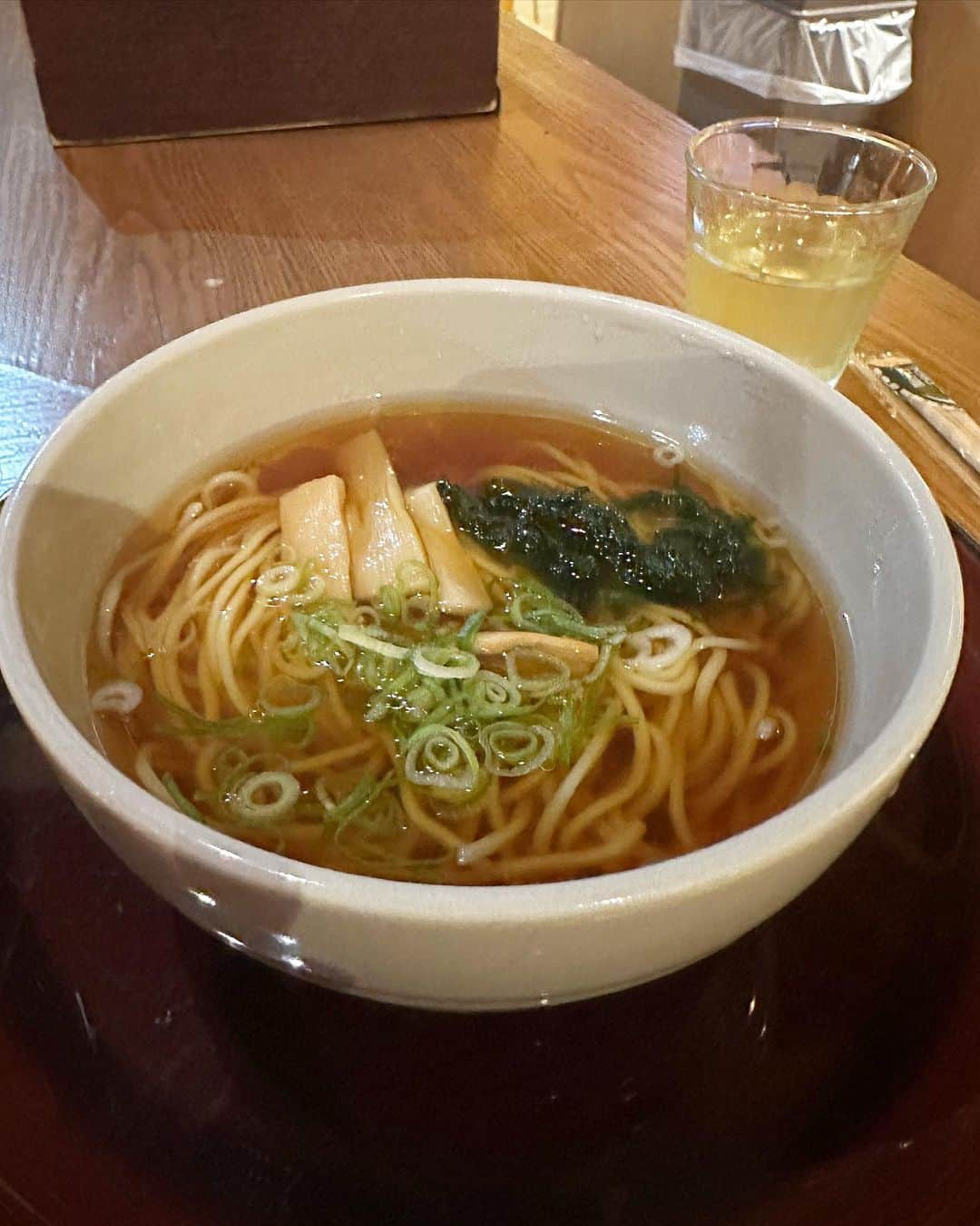 坂元美香のインスタグラム：「旅のつづき。  醤油ラーメン万歳🙌  伊勢で泊まったお宿では22:00-23:00の間に 夜鳴きそばというラーメンサービスがあったの！ なんて嬉しい無料サービス！ 飲んだ後のこの時間のラーメンて最高なのよ🥹 お腹も心も満たされて夜鳴きしないで眠れたわ😪  今回伊勢で泊まったのは いにしえの宿 伊久 @ikyu_ise でした。  ひたすらGoogleで情報収集して みんなのお勧めを調べてここに決めました。  ☑︎おかげ横丁まで徒歩5分 ☑︎内宮まで徒歩約15分 ☑︎和室 ☑︎温泉あり ☑︎全室露天風呂付き  ということで決めたのだけど、 予約いらない貸切風呂もあったし ドライヤーはリファだったし 全館内 畳で素足で歩けるし 駐車場のおじさまたち親切で優しいし フリードリンクもあるし、 ご飯美味しいし、大正解でした！ ★つけるとしたら5じゃ足りない。  久しぶりにインスタライブして （またもやすっぴんで😅） フォロワーさんたちと楽しいお時間も過ごせました。 ありがとうございました。  ２日目おわり。 旅はつづく…  #いにしえの宿伊久 #伊久 #伊勢神宮 #伊勢 #三重 #夜鳴きそば #坂元一人旅」