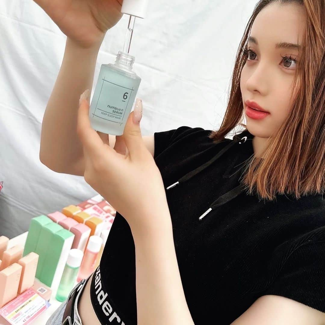 渡辺リサのインスタグラム：「5/13にラゾーナ川崎プラザで開催されいた K Beauty FESTA に招待してもらったので行ってきたよ🤭  大人気の韓国コスメがいっぱいあって 楽しかったぁあ🥹🩵  @fromnone_official  @saatinsight  @cosmura_official  @sisterann_official  @numbuzin_official  @eggiee.official_jp  @labardotparis  @treecell_japan   #kbeautyfesta」