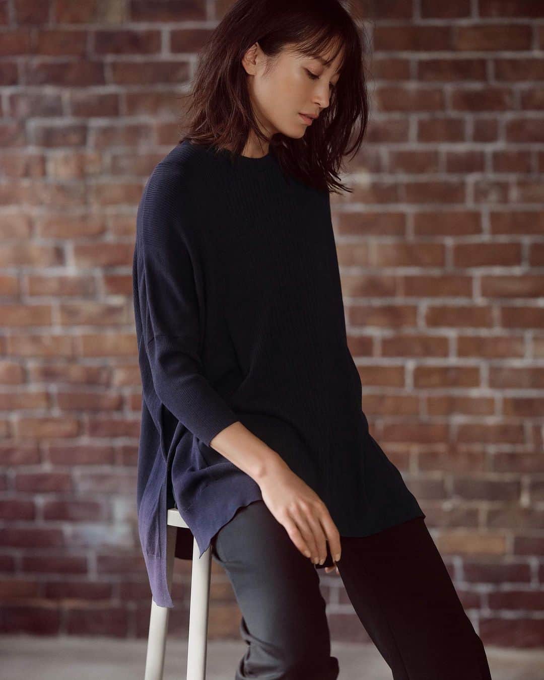 Theory luxe official account.のインスタグラム：「［FALL 2023 COLLECTION -August-］  体が泳ぐようなリラクシーなシルエットのポンチョ風プルオーバー。 天竺編みと2種類のリブ編みを組み合わせ、奥行きのある表情に仕上げています。深めのサイドスリットは、アウトスタイルにリズムをプラス。  今秋から登場するテーラードパンツともバランスよく決まり、ネイビー×ブラックの配色がこなれ感をアピールします。  #theoryluxe #セオリーリュクス #ニット #ベーシックコーデ #パンツスタイル #ストレートパンツ #秋コーデ」