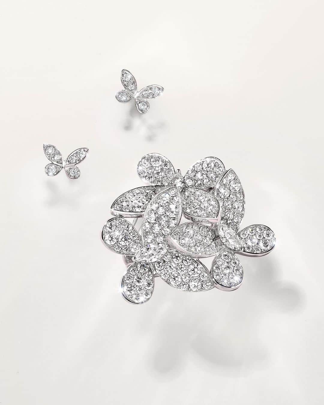 Graffさんのインスタグラム写真 - (GraffInstagram)「Featuring a single or triple butterfly motif, with wings outstretched, vibrant clusters of pavé diamonds converge upon a magnificent marquise diamond in the Pavé Butterfly collection.  #GraffDiamonds」8月11日 22時15分 - graff