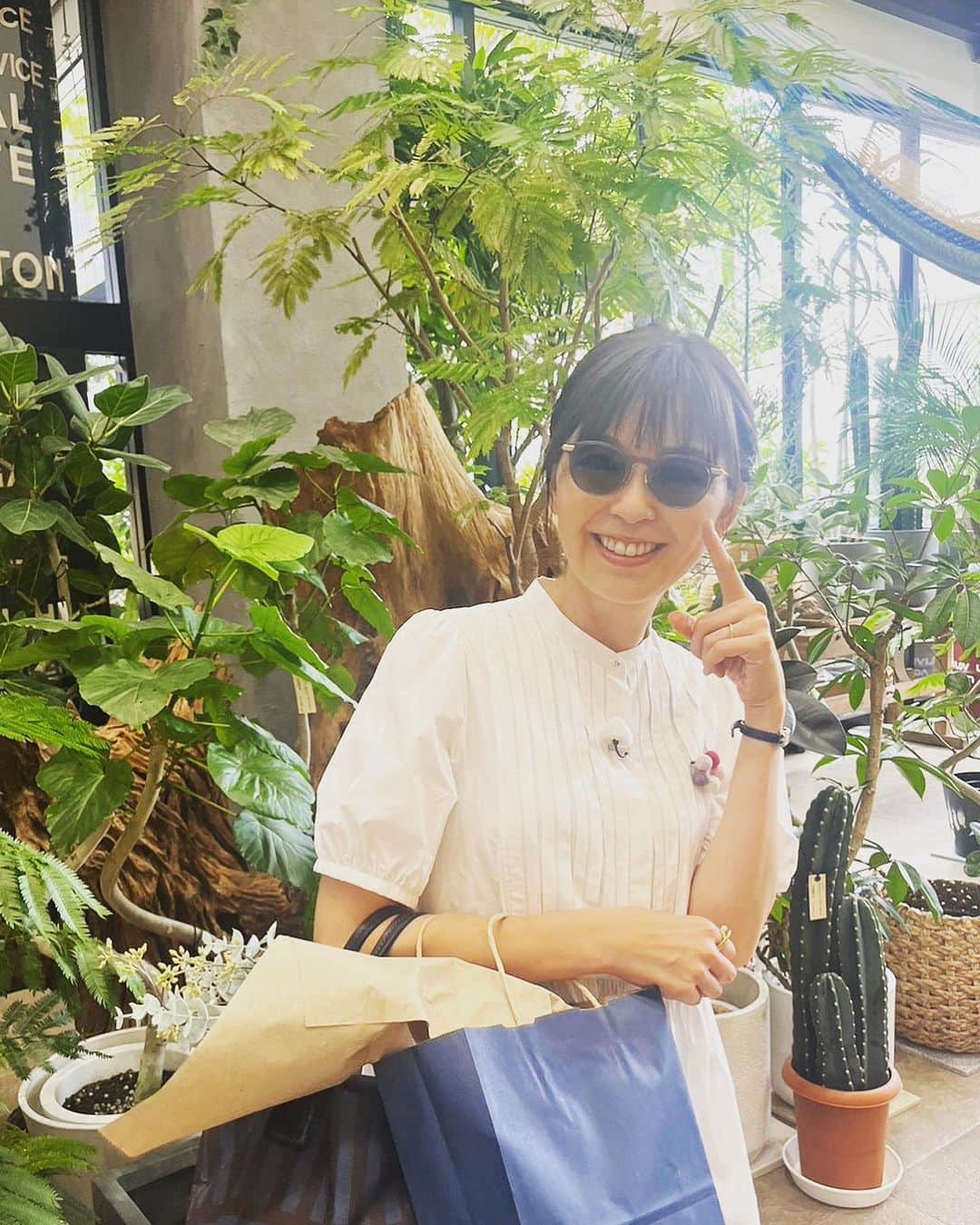 中野美奈子さんのインスタグラム写真 - (中野美奈子Instagram)「OHKの金バク見ていただけましたでしょうか？  放送でも紹介した“ホンモノのメガネ”をロケ中に購入しましたが、このサングラスすごく良い！  運転中も紫外線をさえぎってくれるし、遠くの景色や夕焼けも肉眼でみるよりクリアに美しくしてくれます！  お店も海沿いのロケーションなので、レンズの性能をより実感できますよ。  ありがとうございました。 大切に愛用します👓  @sanuki_megane  #サングラス #ホンモノのメガネ #偏光レンズ  #一級眼鏡作製技能士の店   #金バク #中野美奈子」8月11日 22時16分 - minako_nakano.official