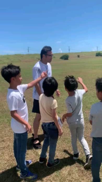 美濃輪育久（ミノワマン）のインスタグラム：「子供達の前でXジャイロを遠くまで飛ばすのを見せようとして、全然飛ばないZ。  #xジャイロ#ミノワマンZ#宇宙超人#子供達」