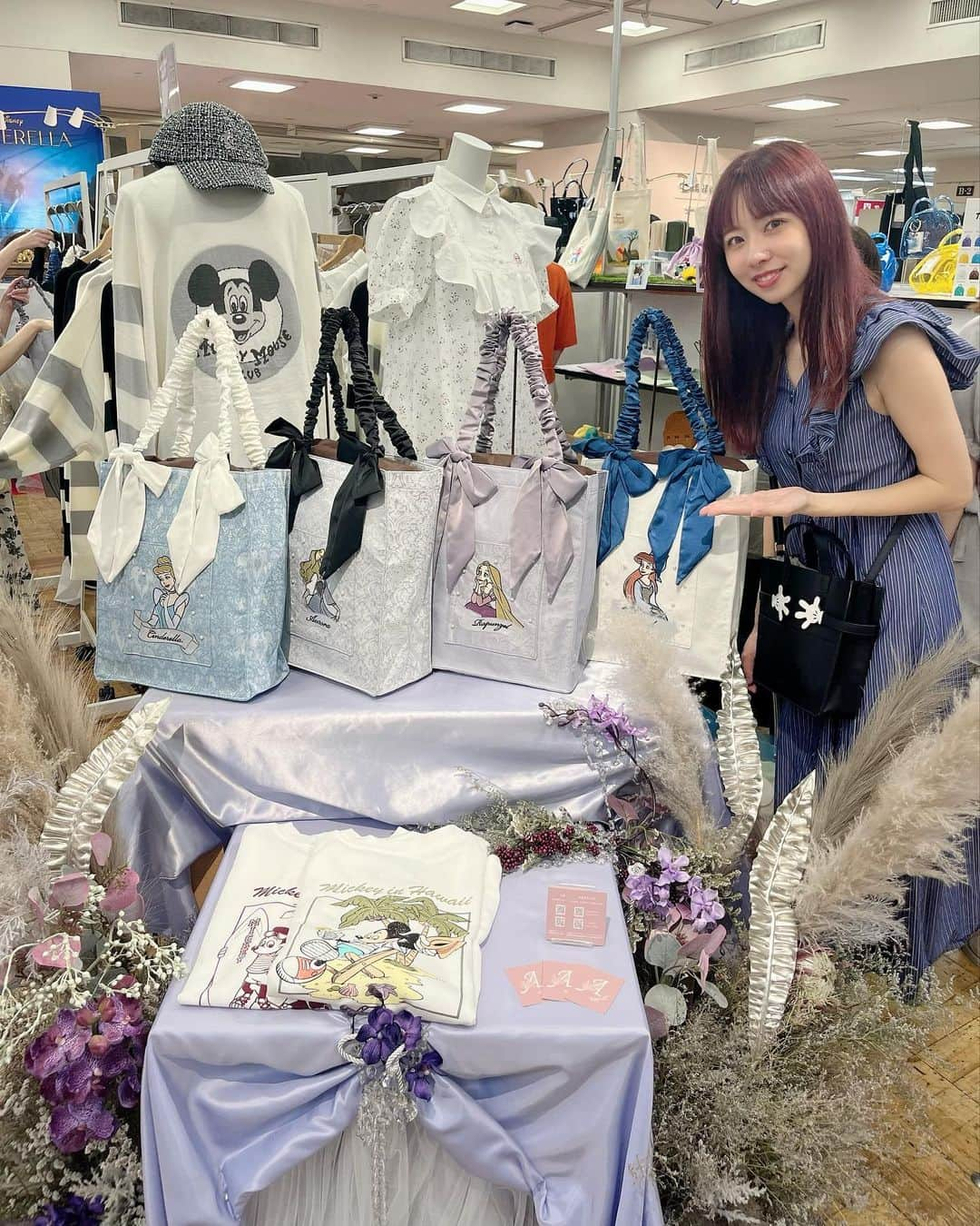 岡田彩花のインスタグラム：「⭐︎ ⭐︎ ⭐︎  日本橋三越本店にて開催されている「Disney100 THE MARKET」に行ってきました〜！！！  祝日なので沢山の方がお買い物してて ディズニー空間最高でした🐭💕  Areeamのブースで📸 もう一回行こう〜😋  #Disney #ディズニー #日本橋三越 #areeam」