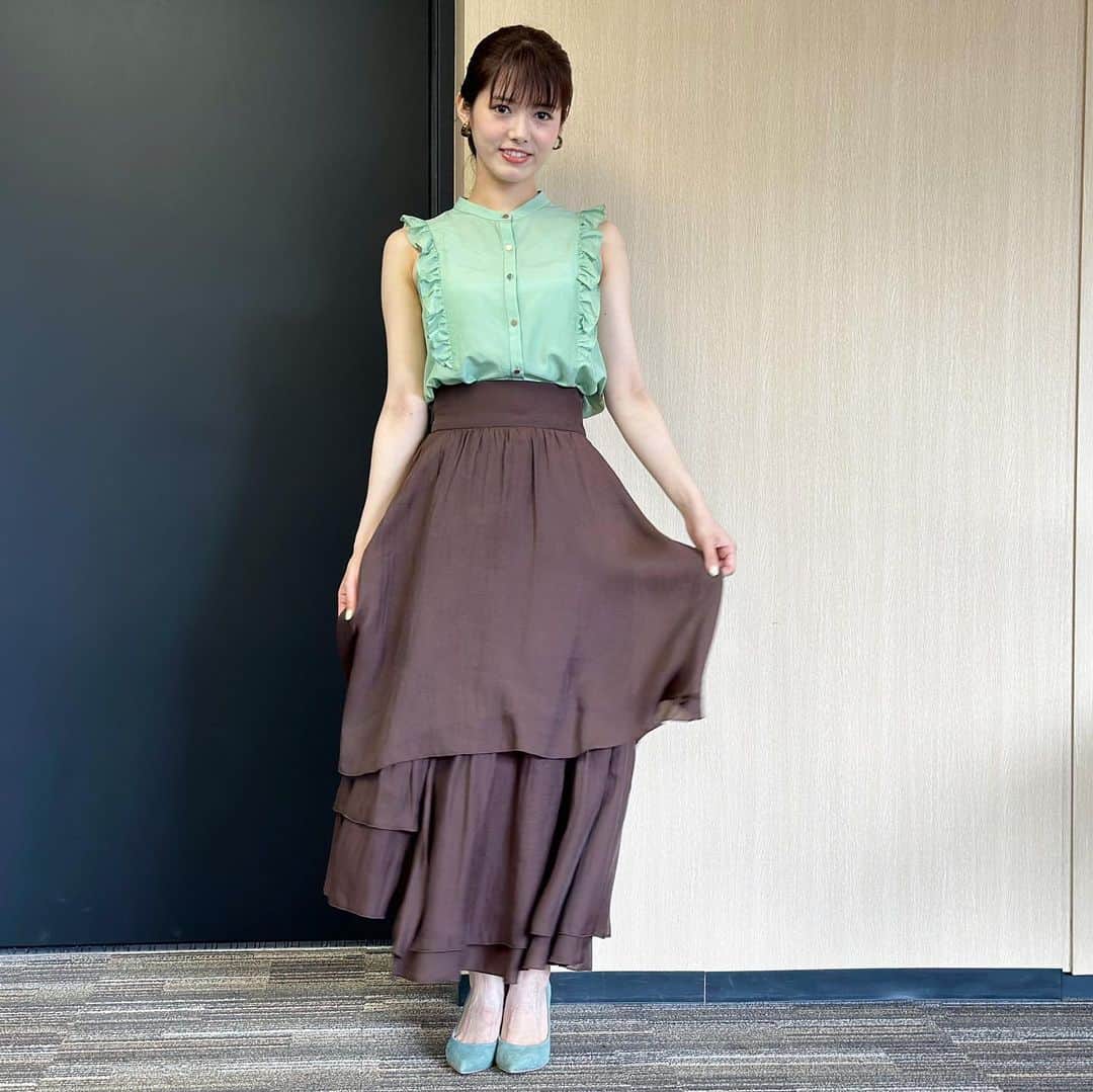 フジテレビ「めざましテレビ」さんのインスタグラム写真 - (フジテレビ「めざましテレビ」Instagram)「ファッション雑誌CanCamとコラボした お天気コーナー「きょう何着て行く？」 谷尻萌の毎日のコーデを紹介♪  8月11日（金）  【今日のコーデ】 ・ブラウス→ @la_boutique_bonbon_official １万4960円 ・スカート→ @olu.myself 8800円 ・靴→ @dianashoespress １万7050円  ・イヤリング→ @anemone_official 1870円  【コーデのポイント】 大人っぽいブラウンのティアードスカート🍫グリーンのフリルブラウス＆パンプスで〝チョコミント配色〟💚🤎にまとめると、ビターなかわいさが漂います♪ 着映えしつつトレンド感も叶います！    #めざましテレビ #きょう何着て行く？ #谷尻萌 #今日のコーデ #コーデ #CanCam #今日のファッション#ootd #きょう何着て行く？は月〜金朝6時22分ごろ放送📺 #もえちゃん #きれいめコーデ #きれいめカジュアル #大人コーデ #夏コーデ #オフィスカジュアル #上品コーデ #アナウンサー衣装」8月11日 22時08分 - mezamashi.tv