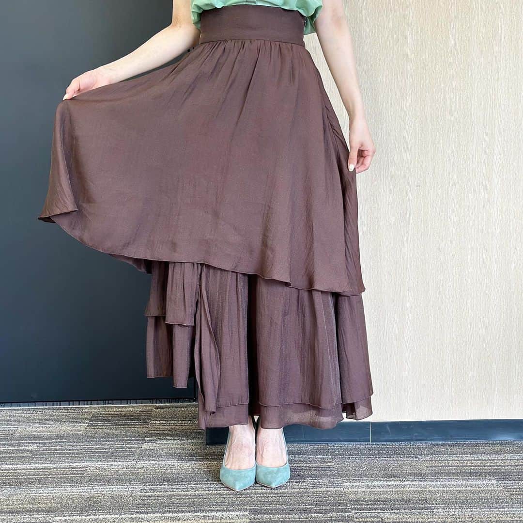 フジテレビ「めざましテレビ」さんのインスタグラム写真 - (フジテレビ「めざましテレビ」Instagram)「ファッション雑誌CanCamとコラボした お天気コーナー「きょう何着て行く？」 谷尻萌の毎日のコーデを紹介♪  8月11日（金）  【今日のコーデ】 ・ブラウス→ @la_boutique_bonbon_official １万4960円 ・スカート→ @olu.myself 8800円 ・靴→ @dianashoespress １万7050円  ・イヤリング→ @anemone_official 1870円  【コーデのポイント】 大人っぽいブラウンのティアードスカート🍫グリーンのフリルブラウス＆パンプスで〝チョコミント配色〟💚🤎にまとめると、ビターなかわいさが漂います♪ 着映えしつつトレンド感も叶います！    #めざましテレビ #きょう何着て行く？ #谷尻萌 #今日のコーデ #コーデ #CanCam #今日のファッション#ootd #きょう何着て行く？は月〜金朝6時22分ごろ放送📺 #もえちゃん #きれいめコーデ #きれいめカジュアル #大人コーデ #夏コーデ #オフィスカジュアル #上品コーデ #アナウンサー衣装」8月11日 22時08分 - mezamashi.tv