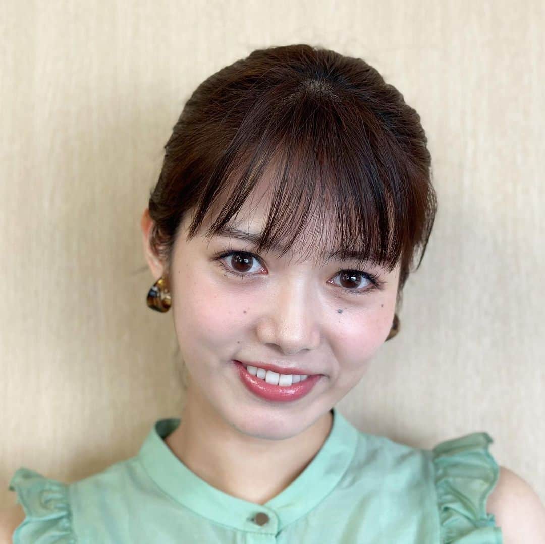 フジテレビ「めざましテレビ」さんのインスタグラム写真 - (フジテレビ「めざましテレビ」Instagram)「ファッション雑誌CanCamとコラボした お天気コーナー「きょう何着て行く？」 谷尻萌の毎日のコーデを紹介♪  8月11日（金）  【今日のコーデ】 ・ブラウス→ @la_boutique_bonbon_official １万4960円 ・スカート→ @olu.myself 8800円 ・靴→ @dianashoespress １万7050円  ・イヤリング→ @anemone_official 1870円  【コーデのポイント】 大人っぽいブラウンのティアードスカート🍫グリーンのフリルブラウス＆パンプスで〝チョコミント配色〟💚🤎にまとめると、ビターなかわいさが漂います♪ 着映えしつつトレンド感も叶います！    #めざましテレビ #きょう何着て行く？ #谷尻萌 #今日のコーデ #コーデ #CanCam #今日のファッション#ootd #きょう何着て行く？は月〜金朝6時22分ごろ放送📺 #もえちゃん #きれいめコーデ #きれいめカジュアル #大人コーデ #夏コーデ #オフィスカジュアル #上品コーデ #アナウンサー衣装」8月11日 22時08分 - mezamashi.tv