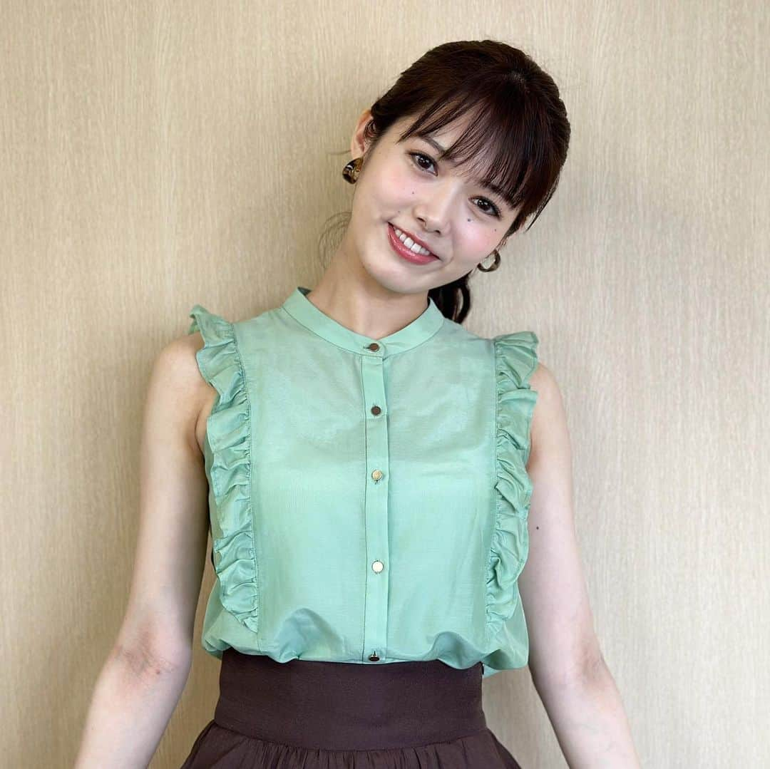 フジテレビ「めざましテレビ」さんのインスタグラム写真 - (フジテレビ「めざましテレビ」Instagram)「ファッション雑誌CanCamとコラボした お天気コーナー「きょう何着て行く？」 谷尻萌の毎日のコーデを紹介♪  8月11日（金）  【今日のコーデ】 ・ブラウス→ @la_boutique_bonbon_official １万4960円 ・スカート→ @olu.myself 8800円 ・靴→ @dianashoespress １万7050円  ・イヤリング→ @anemone_official 1870円  【コーデのポイント】 大人っぽいブラウンのティアードスカート🍫グリーンのフリルブラウス＆パンプスで〝チョコミント配色〟💚🤎にまとめると、ビターなかわいさが漂います♪ 着映えしつつトレンド感も叶います！    #めざましテレビ #きょう何着て行く？ #谷尻萌 #今日のコーデ #コーデ #CanCam #今日のファッション#ootd #きょう何着て行く？は月〜金朝6時22分ごろ放送📺 #もえちゃん #きれいめコーデ #きれいめカジュアル #大人コーデ #夏コーデ #オフィスカジュアル #上品コーデ #アナウンサー衣装」8月11日 22時08分 - mezamashi.tv