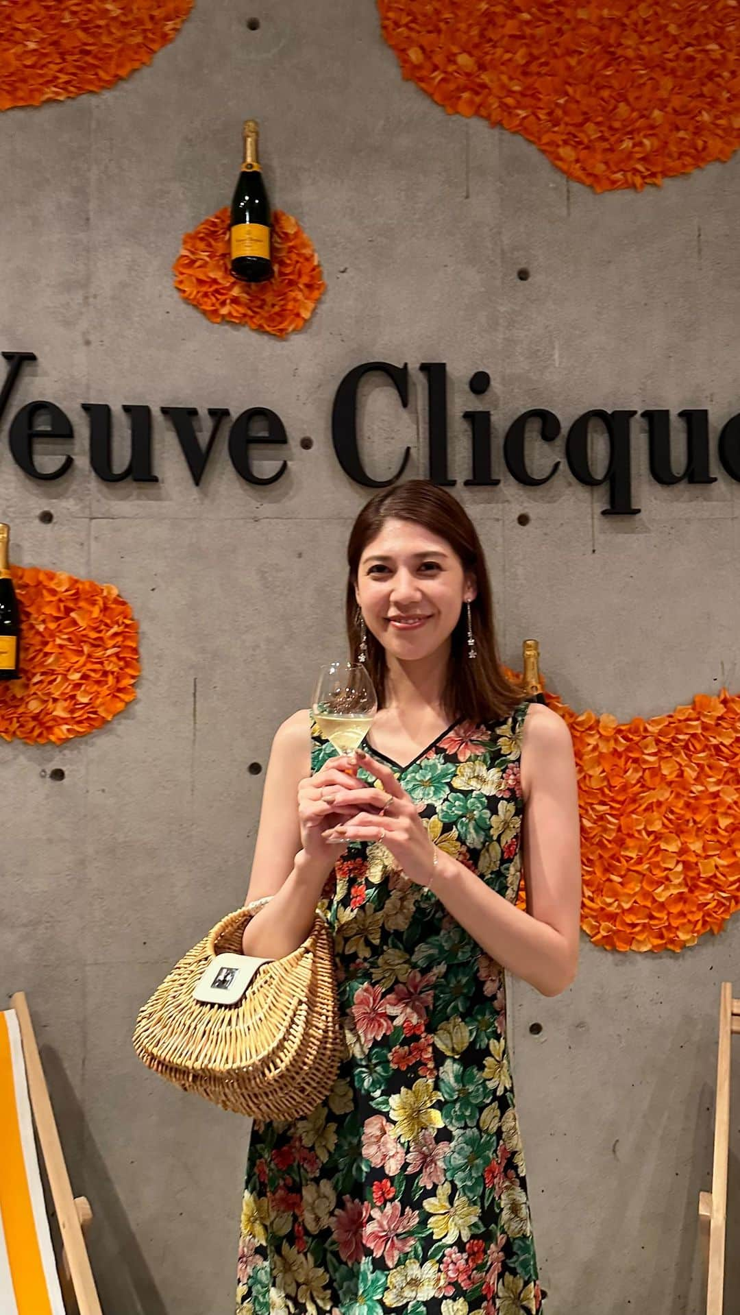 寺内千穂のインスタグラム：「⁡ Veuve Clicquot × Nicolai Bergmann ⁡ 8月10日(木）から8月27日（日）までコラボレーションしていて、店内が夏らしくイエローベースに💛 ⁡ お花が大好きなわたしにはとてもハッピーな空間でした💐🤍 ⁡ #LeteJaune #VeuveClicquot #LiveClicquot #ヴーヴクリコ #Sponsored #DrinkResponsibly」