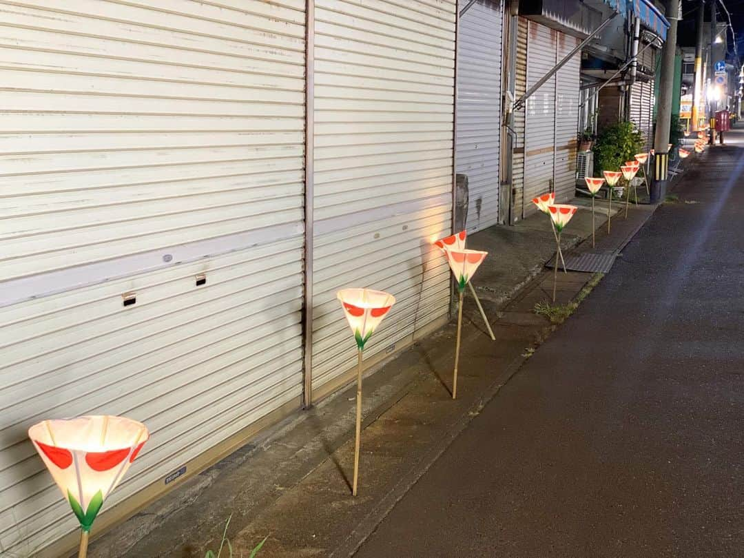 海津ゆうこのインスタグラム：「三之町の花市✨ ぼんぼりも飾られて華やかでした。 三之町台輪も出ていて、　新発田の夏だなぁという感じ。　  いつもの夏が帰ってきましたね。  #新発田#お盆#ぼんぼり#朝顔ぼんぼり #花市 #しばたびより#しばたじまん #夏の思い出 #instagood #instalike #instalife #instapic #instadaily #フリーアナウンサー#ラジオパーソナリティー」