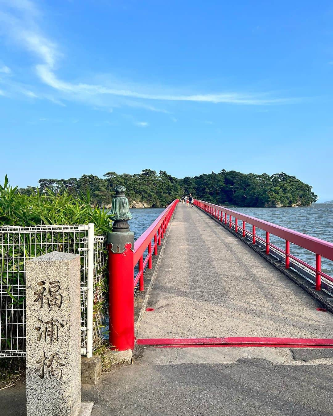 奥原ゆきのさんのインスタグラム写真 - (奥原ゆきのInstagram)「日本三景を見に、松島湾に浮かぶ福浦島に。  福浦島は、松島海岸に浮かぶ面積約6haの小さな島で、陸地とは福浦橋で結ばれているので徒歩で上陸できるんです。（島全体が県立自然公園に指定されているらしい‥！） 橋を渡ると良い縁を生むとも言われているそう♡ 下半期もたくさんの良い出会いがありますように☺️  他にも松島には「松島３大橋」として、福浦橋以外にも渡月橋と透かし橋の2つがあります。  渡月橋は数年前、倉木麻衣さんの名探偵コナン映画の主題歌にも出てきていたので行ってみたなかったな‥と思いながら時間がなくて今回は断念🥲 　 今年は広島の宮島にも行きたい✨  #宮城観光 #仙台 #松島 #松島観光 #福浦橋 #渡月橋 #日本三景 #浴衣 #浴衣ヘア #japantravel #japanesegirl #instatravel #visitmatsushima」8月11日 22時11分 - yukino_okuhara