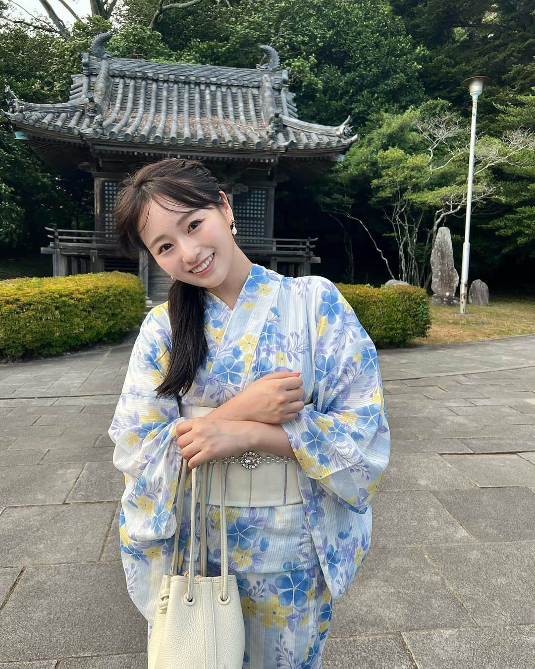 奥原ゆきのさんのインスタグラム写真 - (奥原ゆきのInstagram)「日本三景を見に、松島湾に浮かぶ福浦島に。  福浦島は、松島海岸に浮かぶ面積約6haの小さな島で、陸地とは福浦橋で結ばれているので徒歩で上陸できるんです。（島全体が県立自然公園に指定されているらしい‥！） 橋を渡ると良い縁を生むとも言われているそう♡ 下半期もたくさんの良い出会いがありますように☺️  他にも松島には「松島３大橋」として、福浦橋以外にも渡月橋と透かし橋の2つがあります。  渡月橋は数年前、倉木麻衣さんの名探偵コナン映画の主題歌にも出てきていたので行ってみたなかったな‥と思いながら時間がなくて今回は断念🥲 　 今年は広島の宮島にも行きたい✨  #宮城観光 #仙台 #松島 #松島観光 #福浦橋 #渡月橋 #日本三景 #浴衣 #浴衣ヘア #japantravel #japanesegirl #instatravel #visitmatsushima」8月11日 22時11分 - yukino_okuhara