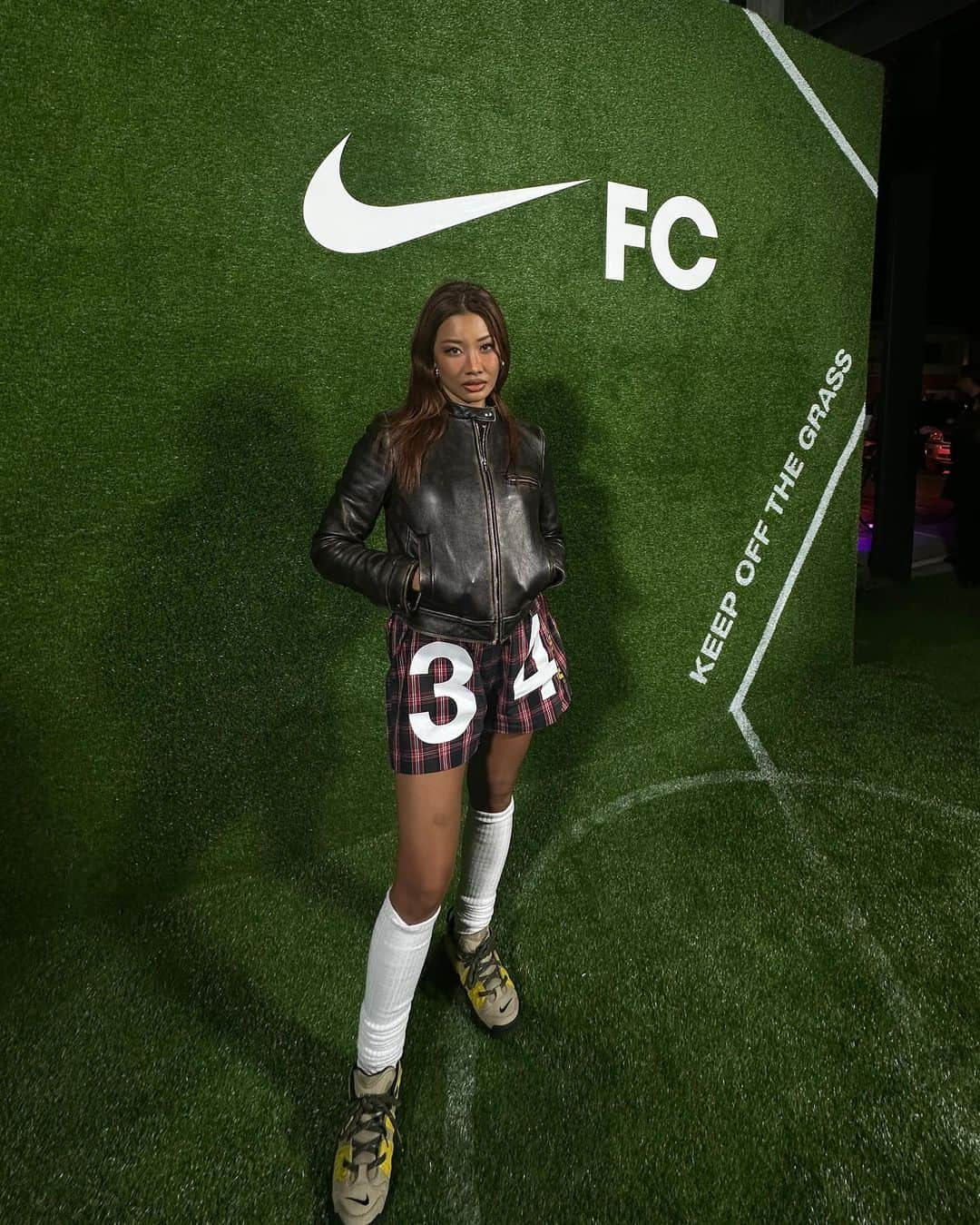 YOONさんのインスタグラム写真 - (YOONInstagram)「Did a fun NIKE x AMBUSH®︎ 𝑱𝑬𝑹𝑺𝑬𝒀 𝑾𝑶𝑹𝑲𝑺𝑯𝑶𝑷 w/ all the super talents who reimagined football jerseys to celebrate #WomensWorldCup in Sydney today🤘🏽⚽️🖤🌙  @RUBEPEDDER @_speed____ @theinjury @__YOUKHANA__ @eden.may_tal @jodyjust_ @BLAIRARCHIBALD @cameronamyhill  @xiwustudio @OUSE.WORLD @GraceLillianLee @BRIAR_WILL @ALIXHIGGINS @noma_textiledesign @tomokoizumi @u__________s_____ @kevincheung__   and awesome job curating the show in the evening @janabartolo‼️🌈🖤⚽️  #nike #wwc2023 #nitesport #ambush #womensworldcup #football #soccer #nikewomen #uptempo #nikeuptempo #dreamarena #sneakerporn #jerseyculture」8月11日 22時17分 - yoon_ambush