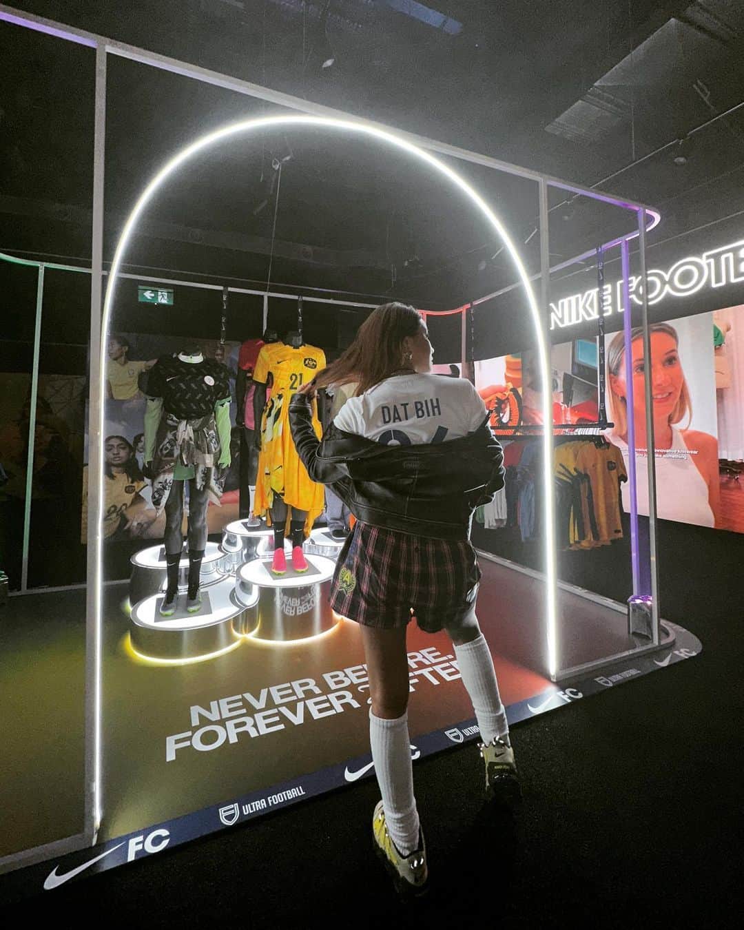 YOONさんのインスタグラム写真 - (YOONInstagram)「Did a fun NIKE x AMBUSH®︎ 𝑱𝑬𝑹𝑺𝑬𝒀 𝑾𝑶𝑹𝑲𝑺𝑯𝑶𝑷 w/ all the super talents who reimagined football jerseys to celebrate #WomensWorldCup in Sydney today🤘🏽⚽️🖤🌙  @RUBEPEDDER @_speed____ @theinjury @__YOUKHANA__ @eden.may_tal @jodyjust_ @BLAIRARCHIBALD @cameronamyhill  @xiwustudio @OUSE.WORLD @GraceLillianLee @BRIAR_WILL @ALIXHIGGINS @noma_textiledesign @tomokoizumi @u__________s_____ @kevincheung__   and awesome job curating the show in the evening @janabartolo‼️🌈🖤⚽️  #nike #wwc2023 #nitesport #ambush #womensworldcup #football #soccer #nikewomen #uptempo #nikeuptempo #dreamarena #sneakerporn #jerseyculture」8月11日 22時17分 - yoon_ambush