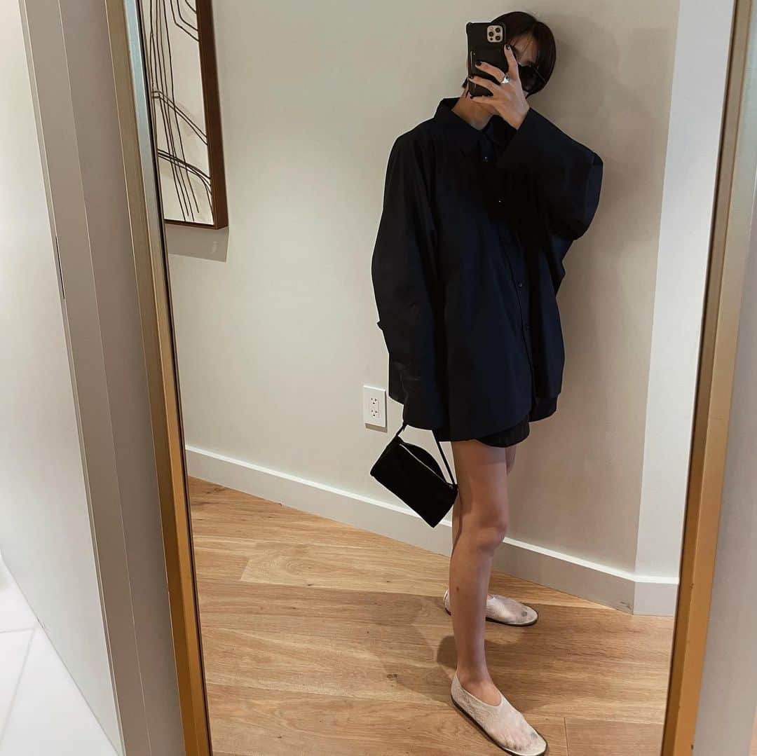 正中雅子のインスタグラム：「over shirt🖤🖤🖤  日焼けしてくるとオーバーシャツをバサっと1枚で着たくなる🤤  久しぶりにドルマンシルエットにしてて潔くオーバーに仕上げたかっこいいシャツ☺︎  カフスも大きめで、写真で見えないけどボタンの糸も✖︎になっててシンプルだけどかわいいんだよね♡  これも色違いで欲しいやつ🫶  📍aw popup先行アイテム  #MACHATT #masaco服 #therow #masacoinhawaii」
