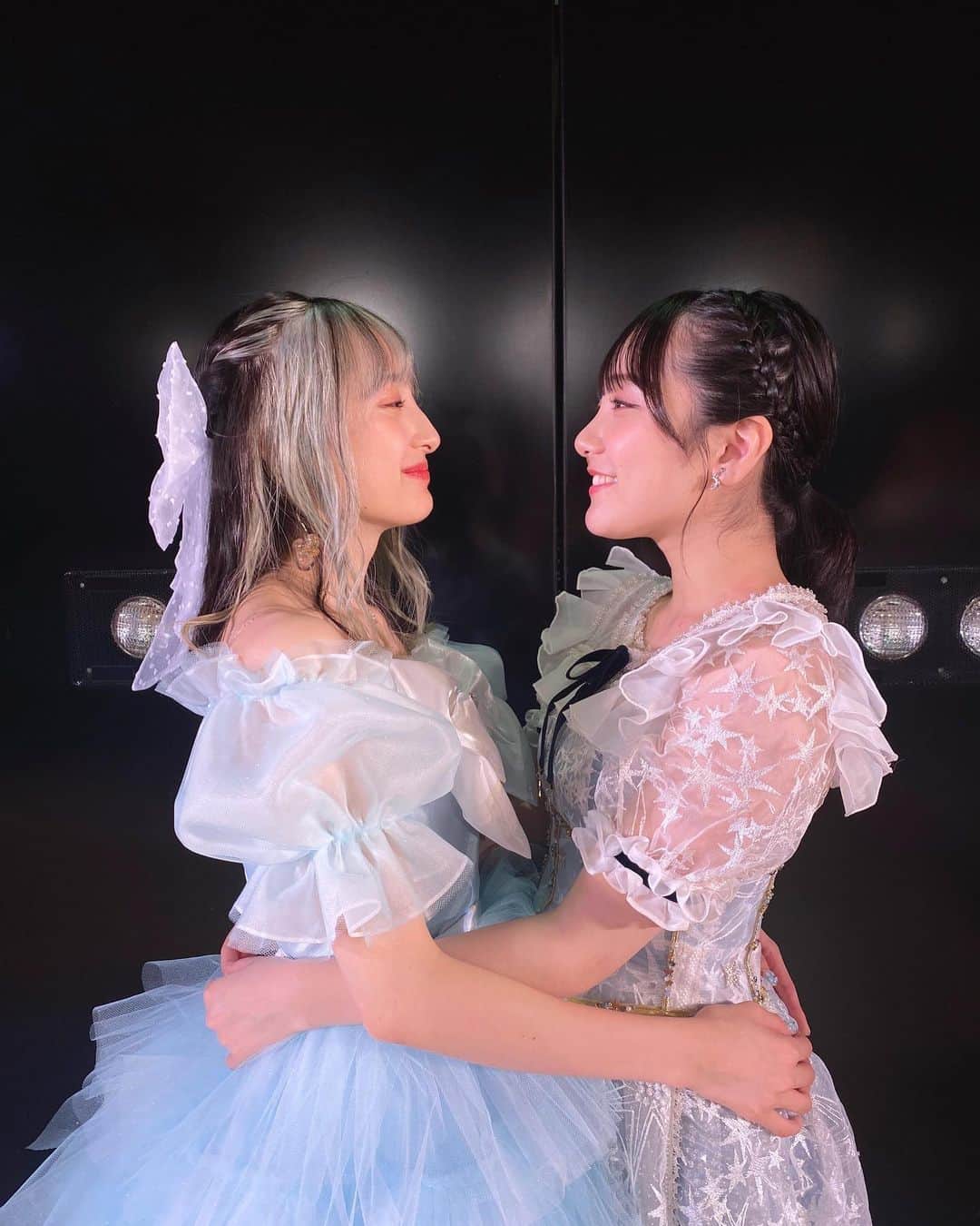 田口愛佳のインスタグラム：「川原美咲卒業公演🌸  みっさーの卒業公演にゲストで 出演させていただきました！  元々「HUETONE」という ユニットで一緒に活動していて  その時からみっさーの歌とか パフォーマンスにすごく刺激を 受けていて、 凄い難しい振り付けとかを 爽やかにこなしていくんです。  だから、もう同じステージで パフォーマンスできない事が 悲しくはあるんですけど、 もっともっとみっさーの良さが 沢山の人に伝わるといいなって 思ってます。  ソロで歌ってた「純情ソーダ水」 めちゃ似合ってた。 ほんとに可愛かった。  卒業おめでとう！ 本当に、おつかれさま！  @misaki_888_sagasaikou」