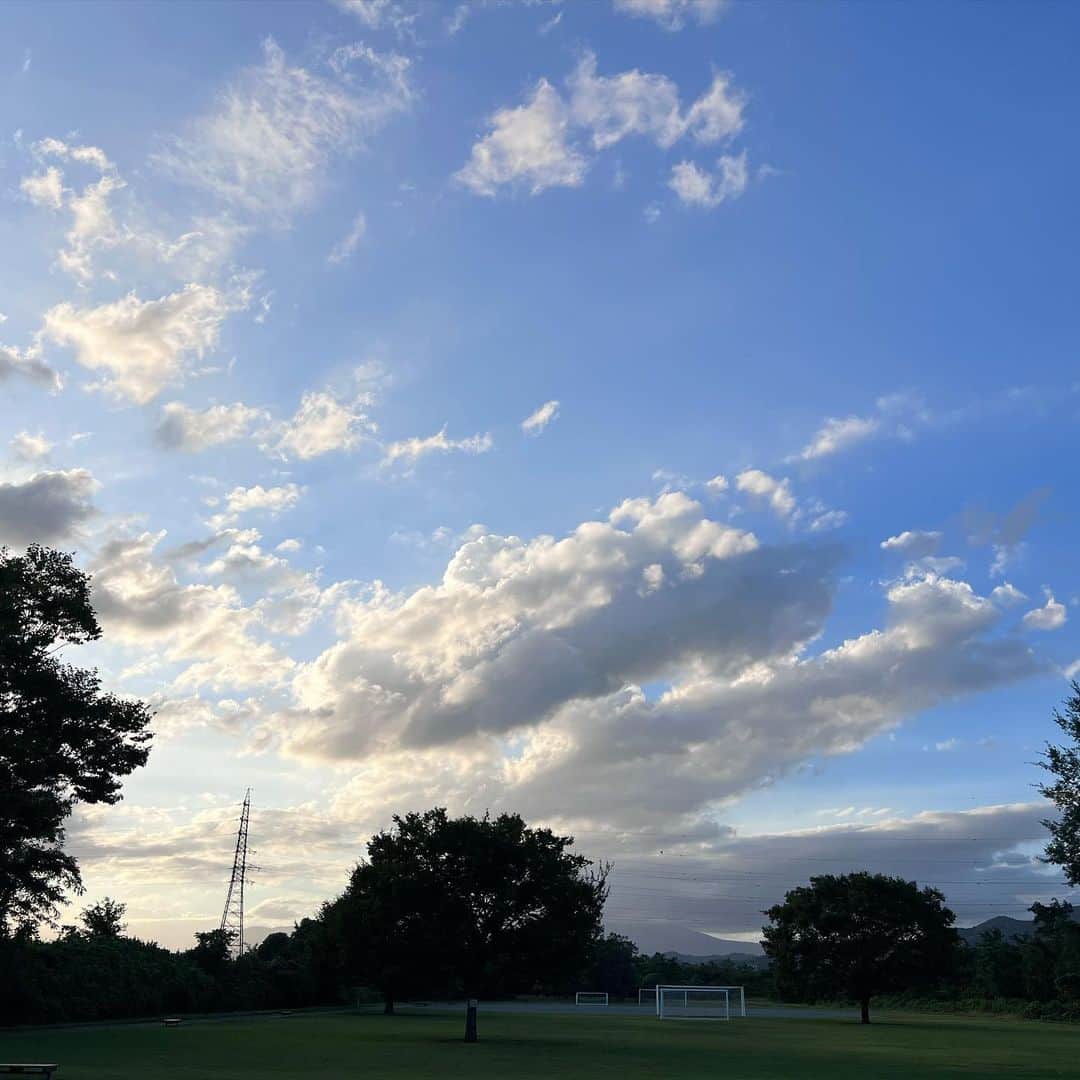 武藤乃子のインスタグラム：「☁️ 夏の終わりの空。 まだ終わらないか…笑。  #空  #空が好き  #雲  #夏 #夏の終わり  #トンボ」