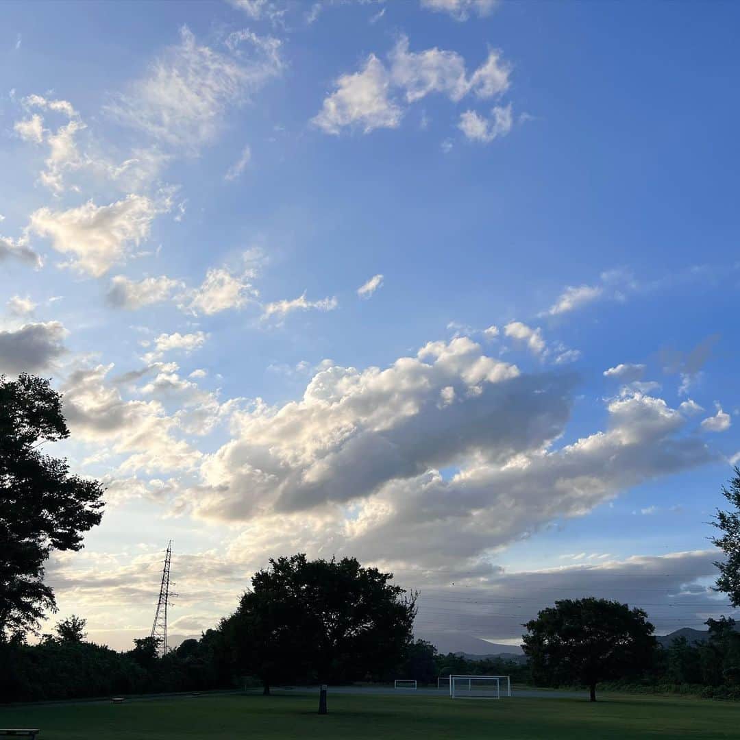 のインスタグラム：「☁️ 夏の終わりの空。 まだ終わらないか…笑。  #空  #空が好き  #雲  #夏 #夏の終わり  #トンボ」