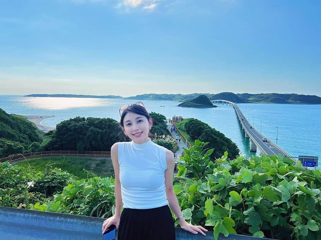 野嶋紗己子のインスタグラム：「お盆の準備後、 父母とドライブがてら山口の #角島大橋 へ😊  幼い時ここの海でクラゲに刺されたのがトラウマで、今でも海では泳げません。笑　 #帰省 #北九州 #角島 #フィルターでエモ写真風 🤳🚙」