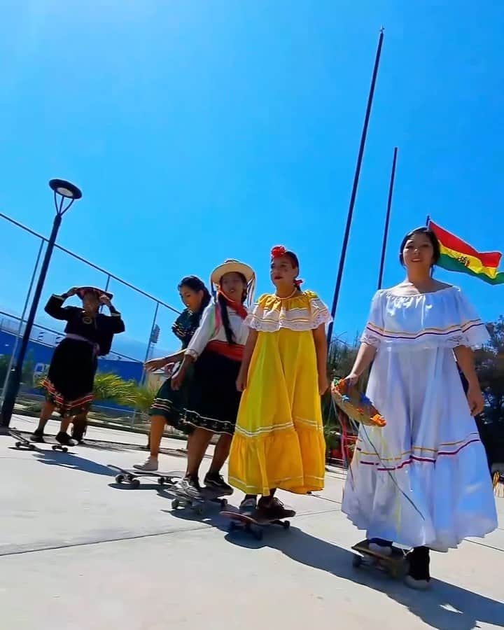 トニー・ホークのインスタグラム：「Friday fun:  1) Bolivian girls celebrate their Independence Day in the best possible way (via @imillaskate)  2) THPS… hiking edition? (via chiefgyk3d TikTok)  3) Buffalo stance vs buffalo herd (via @himalayansons)  4) @reese__nelson blasting over my fs ng.  “Get ready for greatness, Reese”」