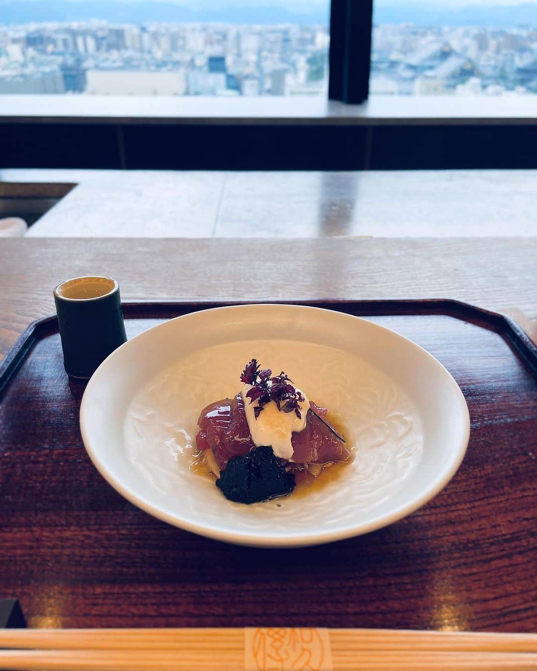 真藤舞衣子のインスタグラム：「２日目、夜が大阪でフレンチなので、京都駅近く、和食で軽めのお昼ごはんってどうしよう、それも母が納得いくところとなるとやはり京都和久傳さんが安心安定のおいしさ。 軽めのコースにお食事を小さいサイズにしていただき、鮎ごはんも鯛の黒寿司もちょうどよく美味しくいただきました😋  #マイマイ京都　#母娘旅」