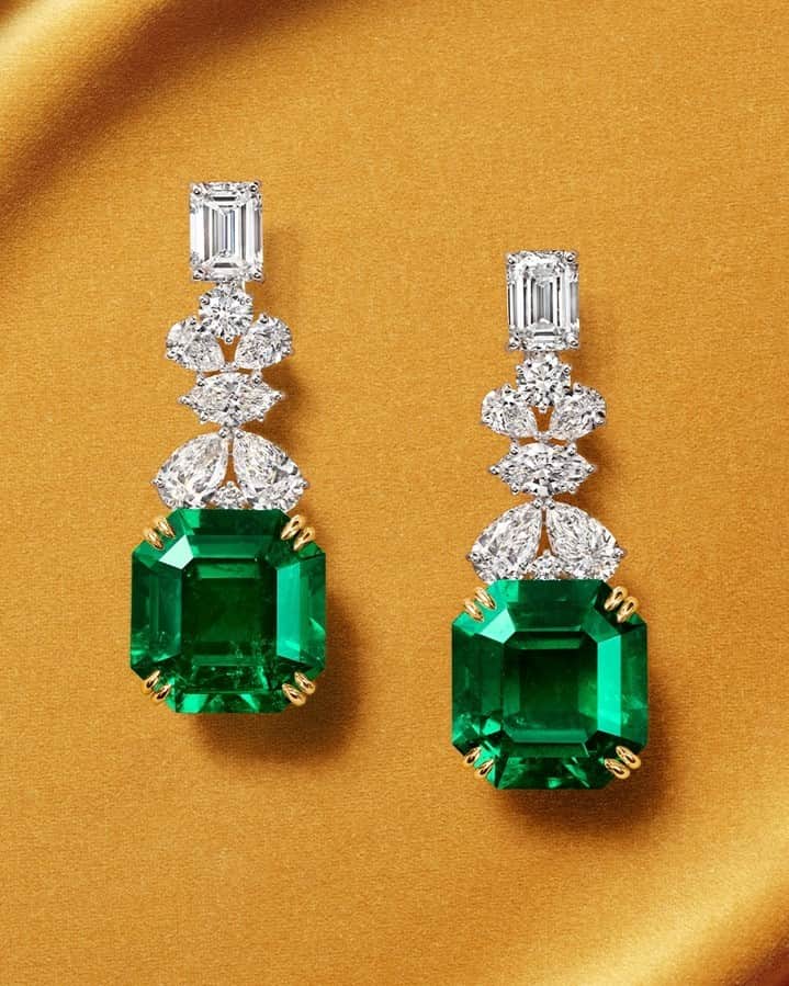 ハリー・ウィンストンのインスタグラム：「Driven by a passion for rare colored gemstones, Mr. Winston purchased an emerald necklace from a maharajah during a 1956 voyage to India. A celebration of the incredible ornament, the Court Earrings captivate with emerald center stones weighing over 36 carats suspended from diamonds that spotlight their intense hue and innate brilliance. Discover modern and sophisticated jewel by tapping the link in bio. #WinstonHighJewelry #HarryWinston」