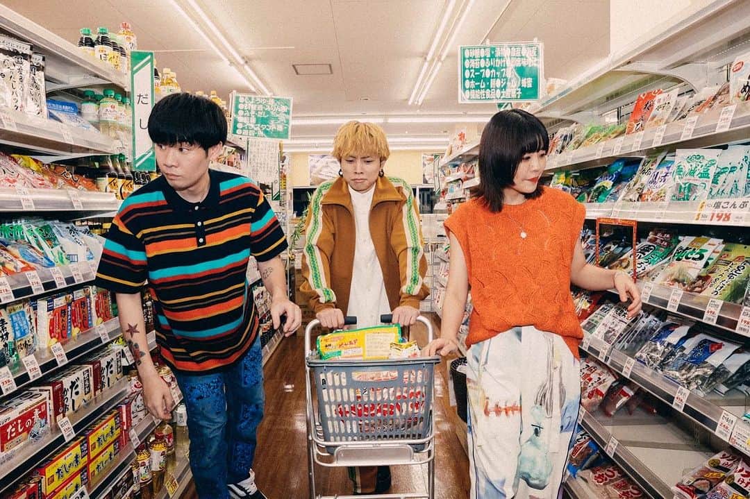 石原慎也のインスタグラム：「新MV「夢みるスーパーマン」公開しました！ コミカルなMVは「あぁ、もう。」ぶり？楽しいです！！  photo byタマイシンゴ @tamaishingo22   hairmake 鈴木智之 @hairmake_tomo   stylist 橘昌吾 @shogo_tachibana」