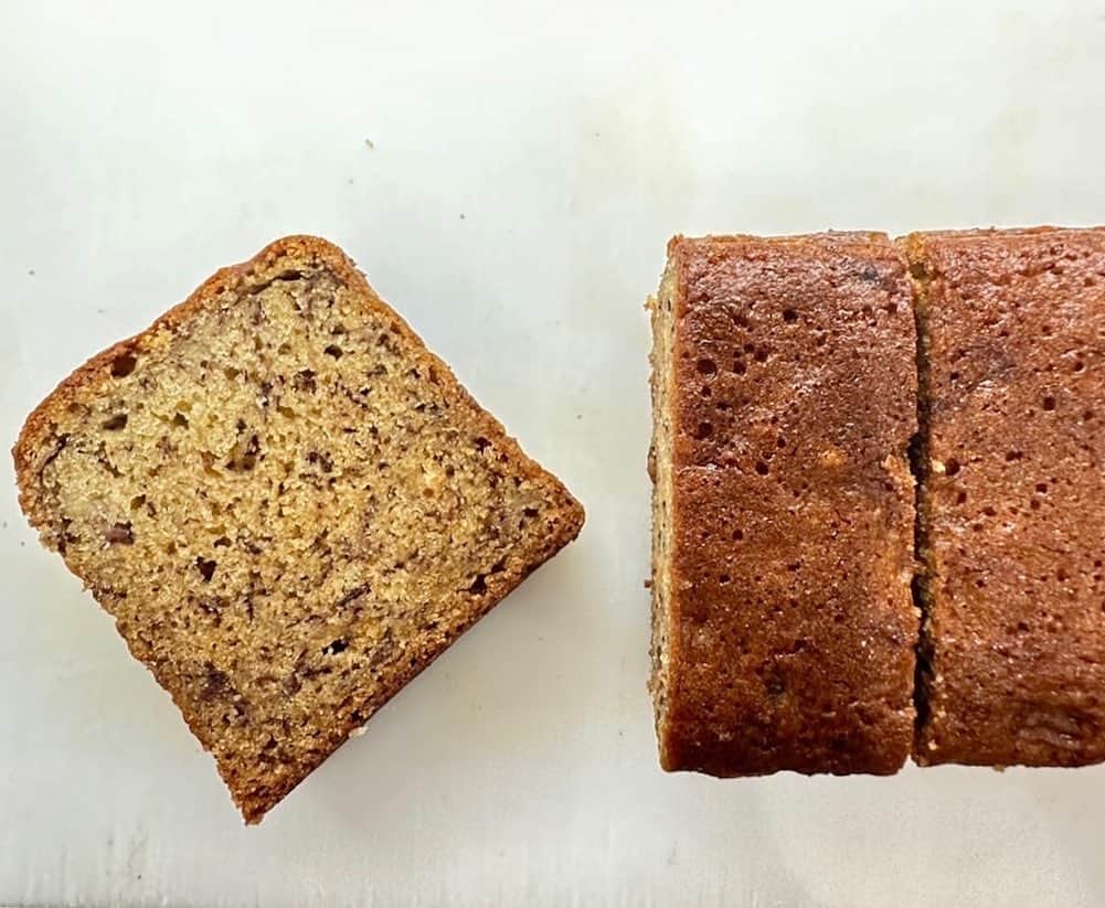 Rosebakeryginzaのインスタグラム：「Banana cake   たっぷりのバナナを使って、仕上げました。オリーブオイルを使っているので、とても軽い食感です。朝食にもおすすめです。  @rosebakeryjapan  @doverstreetmarketginza  #rosebakery #rosebakeryginza  #rosebakerymarunouchi  #doverstreetmarketginza  #bananacake #ローズベーカリー #ローズベーカリー銀座  #ローズベーカリー丸の内  #バナナケーキ」