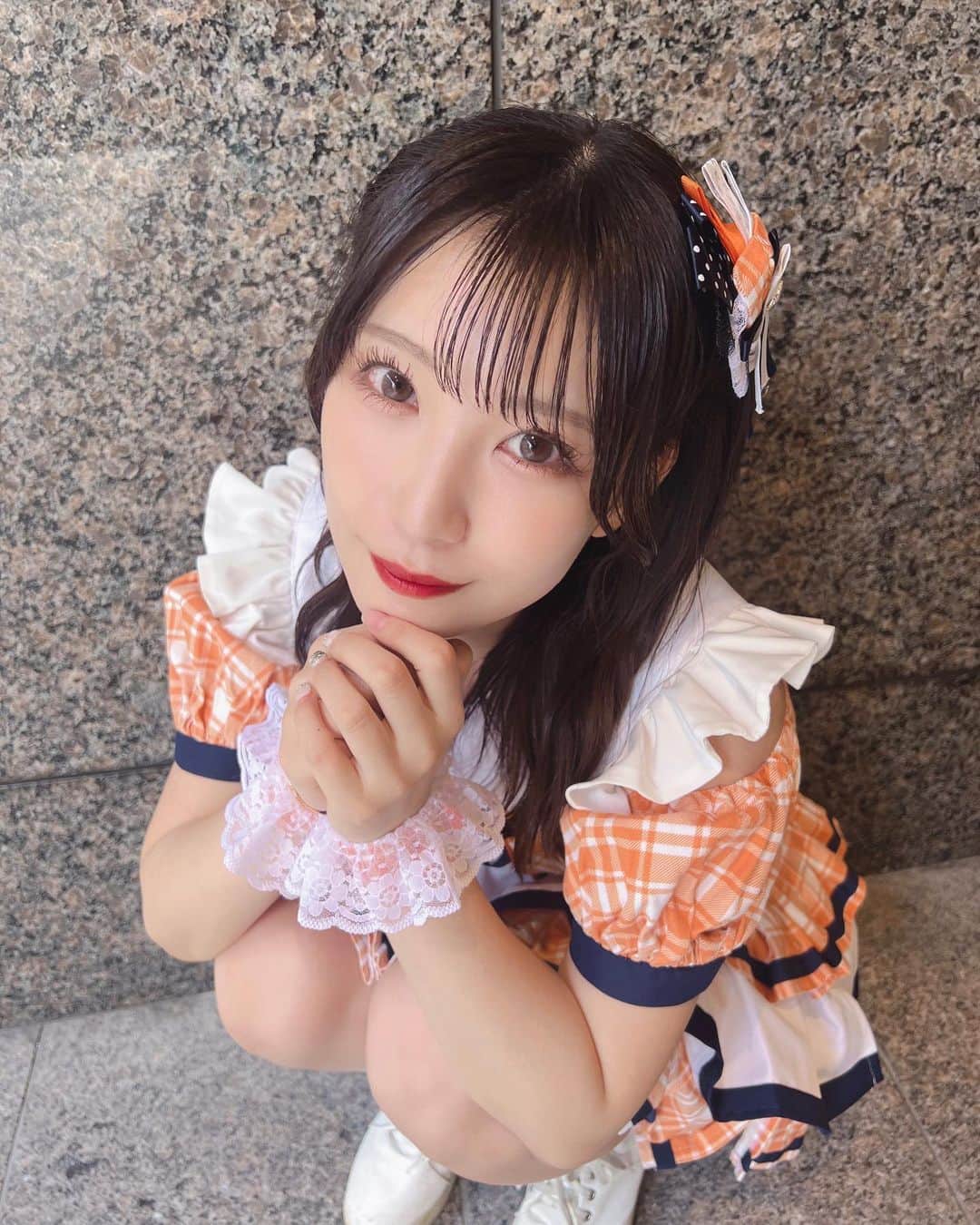 星野理沙のインスタグラム：「🧡  グリマスさんのかほちゃんに衣装お借りしてオレンジになりました🍊 黄色と似てるからなって思って普段選ばないのであえての！  あと個人的にトップスの編み上げが好きなのと、ふりふりスカート履いてみたかったのでかほちゃんの衣装の形が好きでした🧡 この写真だとわからないね…😕 Twitter見てください🙇‍♂️  黒髪になってからりさちゃん王道だね〜って言ってもらえること増えて、私って王道アイドルだったんや！の気持ちになてます☁️ 黒髪が1番似合う色らしいのでしばらくはずーっと黒！ 今月ブラックチャージに行きたいな💭  明日もライブあります！  ①Zepp Shinjuku 🎤12:00-12:20 📸12:50-14:00(ZEAL THEATER SHINJUKU)  ②新宿WALLY 🎤17:25-17:50 📸終演後  4日連続ライブ3日目！ 新宿で待ってます💭  #アイドル衣装 #ハーフツイン #ボブ #ミディアムヘア #アイドル #暗髪 #黒髪 #自撮り #idol #japaneseidol #instalike #instagood」