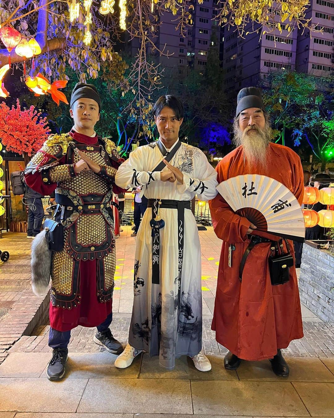 木尾陽平さんのインスタグラム写真 - (木尾陽平Instagram)「中国の四川省で着た漢服と耳掃除🇨🇳  両側のお2人は現地の方。 観光地を盛り上げる演出で歴史上の偉人の仮装してるんだって。 素敵ね。 靴が惜しいのも素敵。 腰が浜崎あゆみなのも素敵。  この耳掃除めちゃ怖。  中国刺激的✨   BSよしもとで毎週日曜日朝9:00から放送中！ ｢巡って発見！ぶらり中国周遊紀｣ 是非見てね！」8月11日 22時38分 - ykio1113