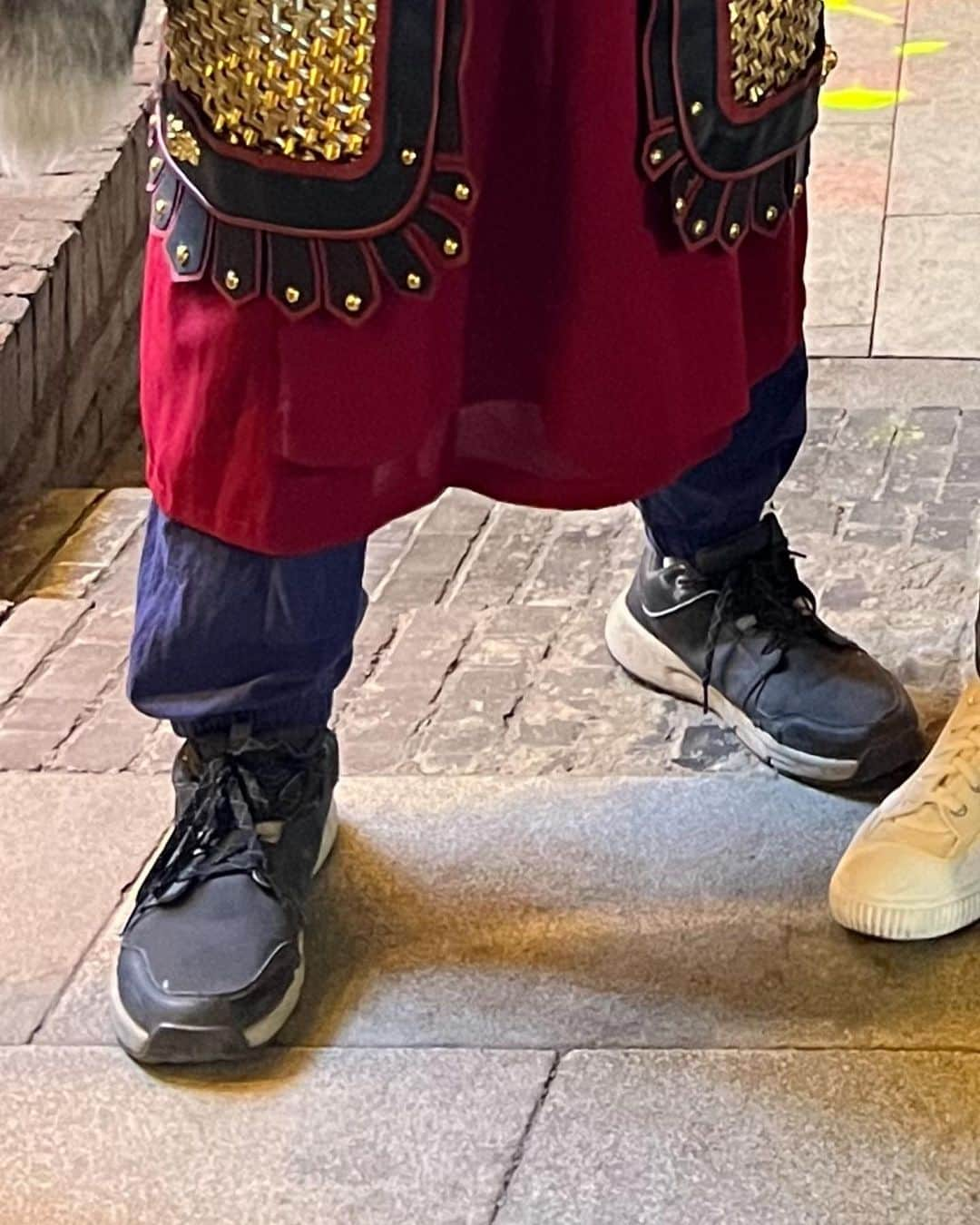 木尾陽平さんのインスタグラム写真 - (木尾陽平Instagram)「中国の四川省で着た漢服と耳掃除🇨🇳  両側のお2人は現地の方。 観光地を盛り上げる演出で歴史上の偉人の仮装してるんだって。 素敵ね。 靴が惜しいのも素敵。 腰が浜崎あゆみなのも素敵。  この耳掃除めちゃ怖。  中国刺激的✨   BSよしもとで毎週日曜日朝9:00から放送中！ ｢巡って発見！ぶらり中国周遊紀｣ 是非見てね！」8月11日 22時38分 - ykio1113