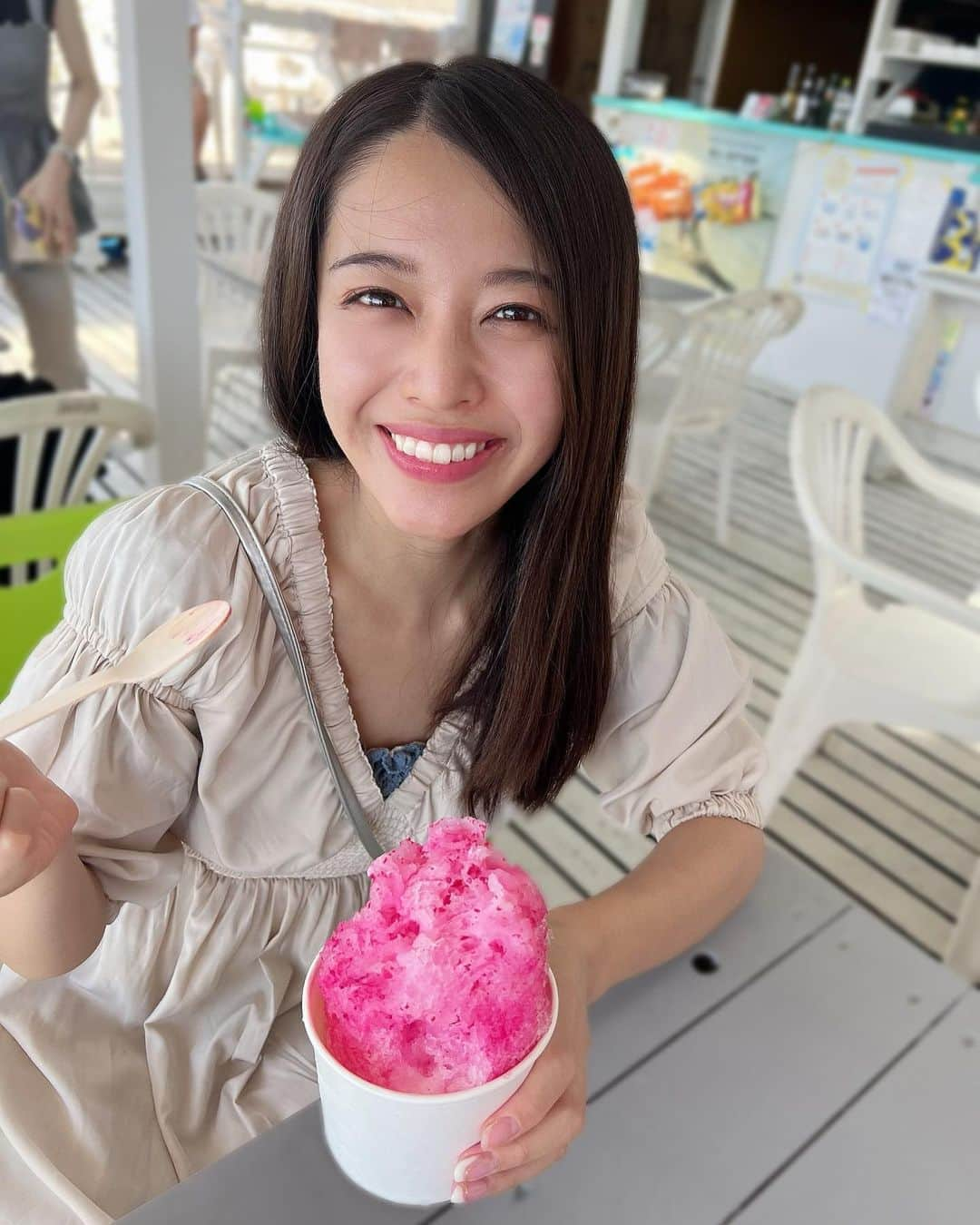 石倉侑芽さんのインスタグラム写真 - (石倉侑芽Instagram)「🍧🤍  夏を満喫できた日。 会社のみんなで葉山へプチ遠出🏝️  早朝からサップの体験をして、 へとへとになった後のかき氷🍧🤍  強すぎる潮風により、髪の毛はボロボロ🤣 今年初のかき氷、めちゃめちゃ美味しかった〜🍧  今年は夏のお出かけの予定が全然なくて 海も花火も諦めてたけど叶えられた🥺  #ゆめちんコーデ#ゆめちんぶらり旅#かき氷#森戸海岸#海の家#夏コーデ#夏休み#葉山」8月11日 22時41分 - yume8115