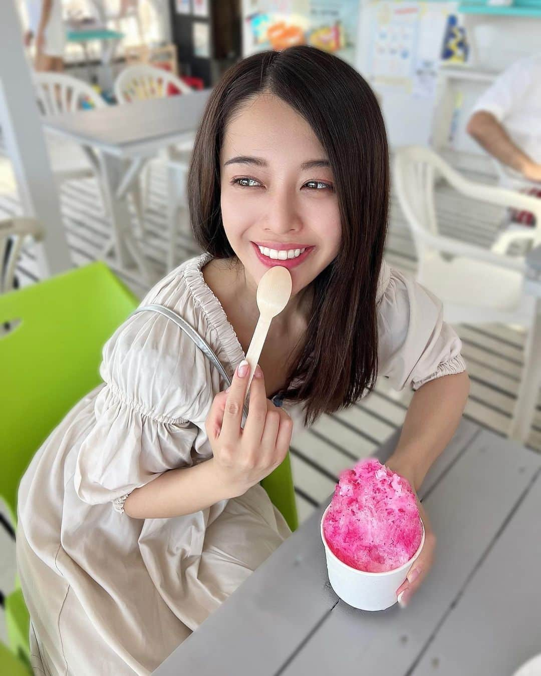 石倉侑芽のインスタグラム：「🍧🤍  夏を満喫できた日。 会社のみんなで葉山へプチ遠出🏝️  早朝からサップの体験をして、 へとへとになった後のかき氷🍧🤍  強すぎる潮風により、髪の毛はボロボロ🤣 今年初のかき氷、めちゃめちゃ美味しかった〜🍧  今年は夏のお出かけの予定が全然なくて 海も花火も諦めてたけど叶えられた🥺  #ゆめちんコーデ#ゆめちんぶらり旅#かき氷#森戸海岸#海の家#夏コーデ#夏休み#葉山」