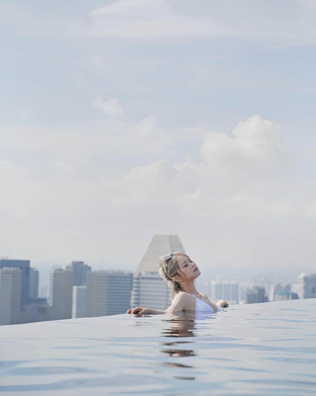 徐薇涵（Wei Han Xu）さんのインスタグラム写真 - (徐薇涵（Wei Han Xu）Instagram)「終於把新加坡發完了🥹 人生可能就住一次的金沙酒店 感謝鮭魚👶🏻❤️ 上面的無邊際泳池真的很漂亮 可以躺在躺椅喝飲料曬太陽🌞 享受生活♡ 現在想起來還是很幸福呀～ - 最後一張是鮭魚傻眼係  #新加坡景點 #海豚游到新加坡 #🇸🇬 #金沙酒店」8月11日 22時51分 - pppig