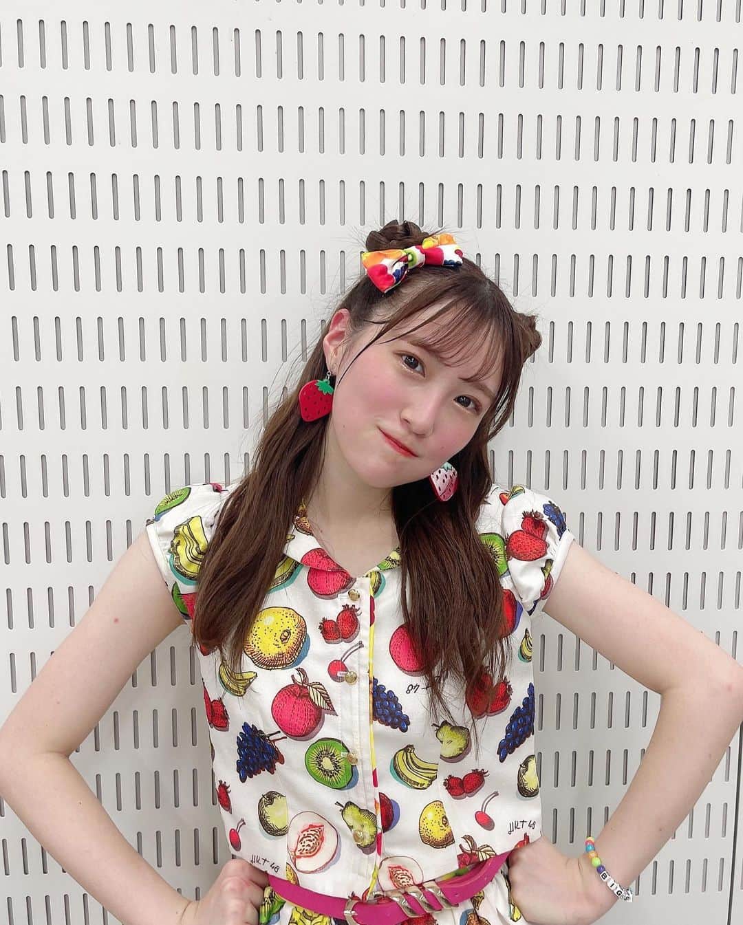 のインスタグラム：「🍓☀️🎤🐻  #サマステ2023 1時間の野外ライブ 怒涛のセットリスト 暑さより熱いコール ありがとうございました…！  溶けるかと思った。🫠  皆さんも暑い中ありがとうございました！ 今年の夏の思い出だーー🫶  #この苺のでっかいイヤリング1曲目くらいでもう無かった  #顔まっかっか」