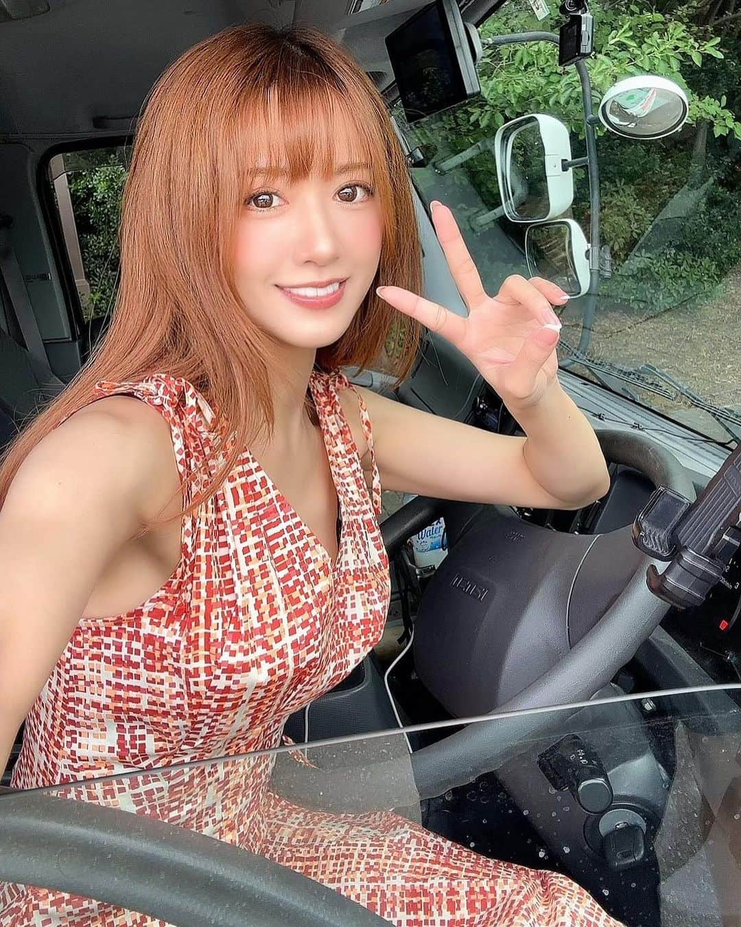 希島あいりのインスタグラム：「希島あいり10周年記念 アドトラック走行中です🚛🌈  渋谷と新宿周辺エリアで 見かけた方はご報告お願いします♡  #希島あいりの希跡 #希島あいり写真展 #希島あいり10周年記念アドトラック」