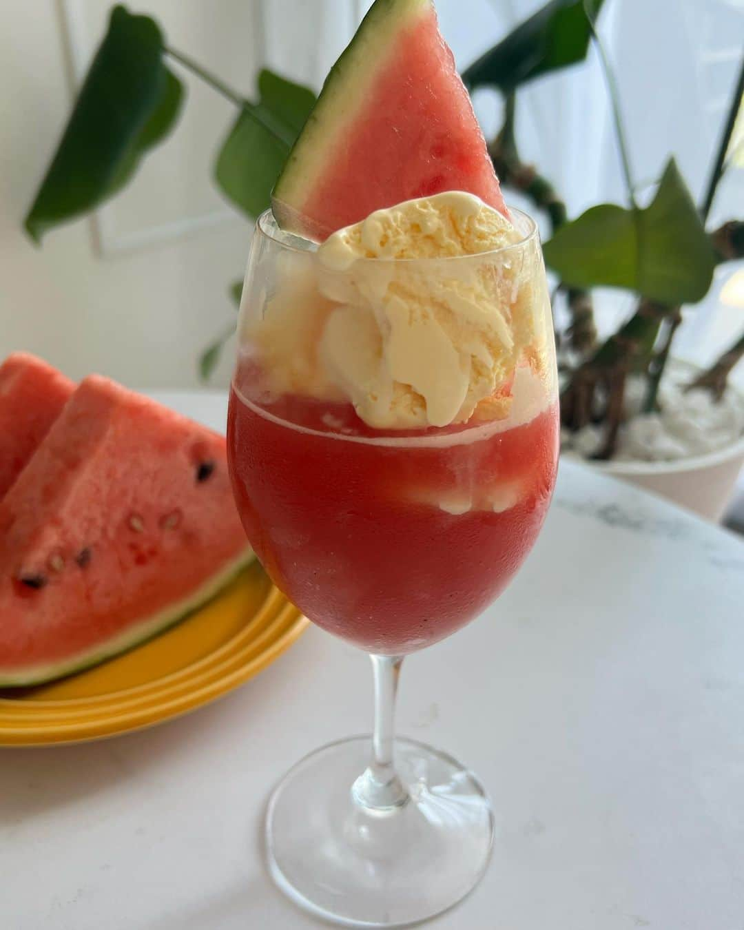 ayumiのインスタグラム：「😘🍉🍉  夏といえばスイカ🥹 地元長野の 松本ハイランドスイカで フローズンスイカ🍹🍉  しゃりしゃりして甘くておいし〜 @shinshufruits さんでレシピも公開してます☺️ ぜひチェックしてみてねー😌🩷  #松本ハイランドスイカ #松本ハイランド」