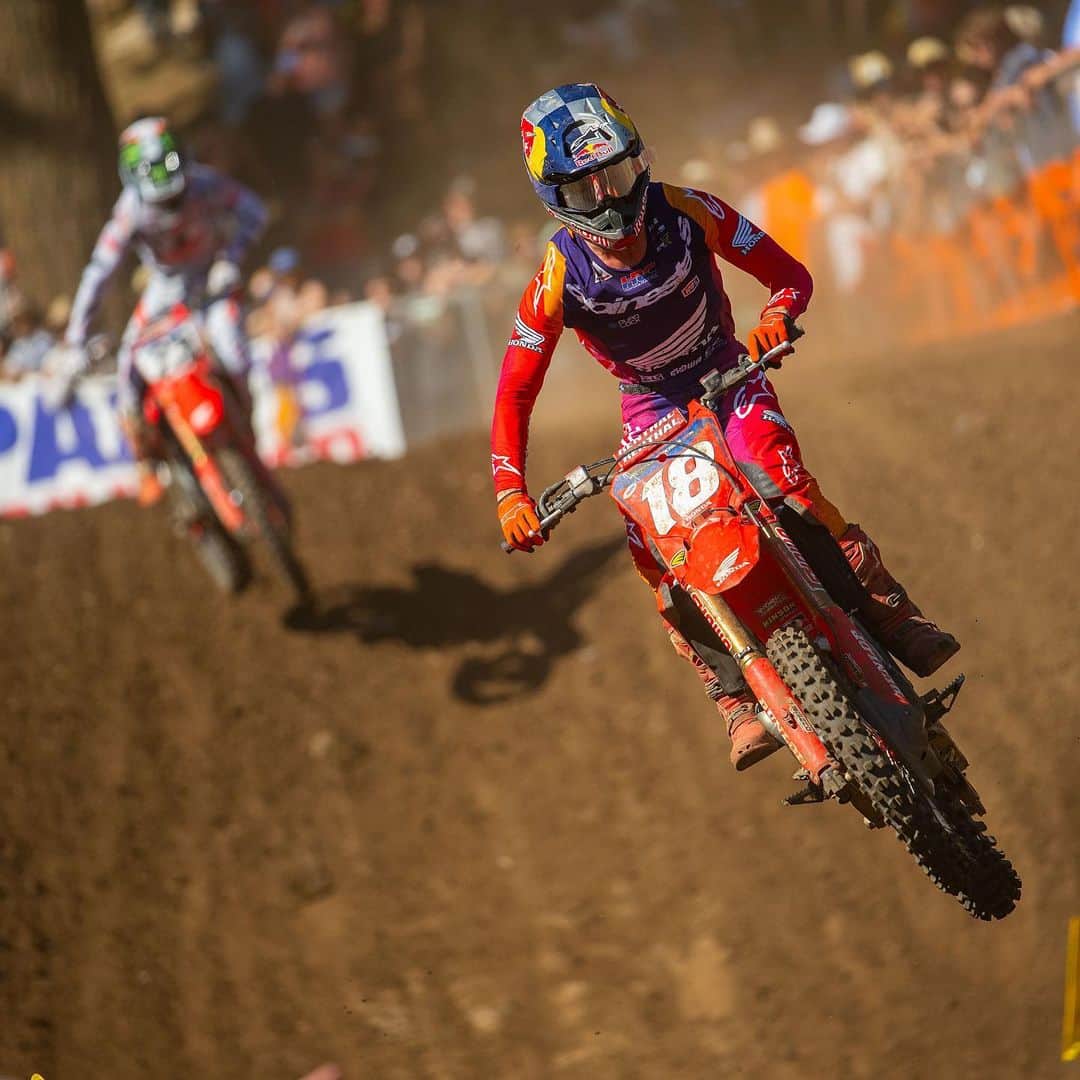 Racer X Onlineのインスタグラム：「We return to racing this weekend‼️Unadilla 🇺🇸 and MXGP of Sweden 🇸🇪  Follow the link in the story to watch everything ➡️ Photo: @align.with.us #ProMotocross #SMX」