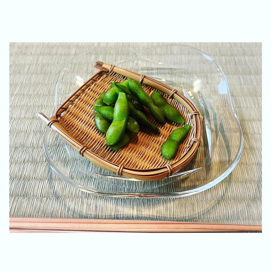 望月理恵さんのインスタグラム写真 - (望月理恵Instagram)「お料理教室で頂いた枝豆  今や品種改良され 春過ぎから出回っていますが、 地物の本当の旬は立秋すぎ、 ちょうど旧暦お盆の頃だそうです。 (今ぐらいですね。)  枝豆は夏のものだとばかり思っていましたし、 身体にもいいものだと 思ってましたが、 消化が悪いので 食べ過ぎ注意だそうです。  #枝豆 #秋の季語 知らないことがたくさん #料理教室が楽しいのです 野菜の #固定種 #F1種 学んでます。 #皆さんの食べてる野菜 ちゃんと栄養ありますか？」8月11日 22時59分 - mochiee28