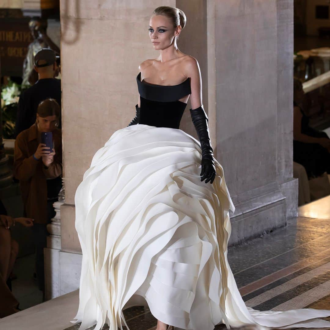 ステファンローランさんのインスタグラム写真 - (ステファンローランInstagram)「Ribbons of white gazar turning into a black velvet bustier at the Opéra.   #StephaneRolland #HauteCouture #FW23」8月11日 23時00分 - stephanerolland_paris