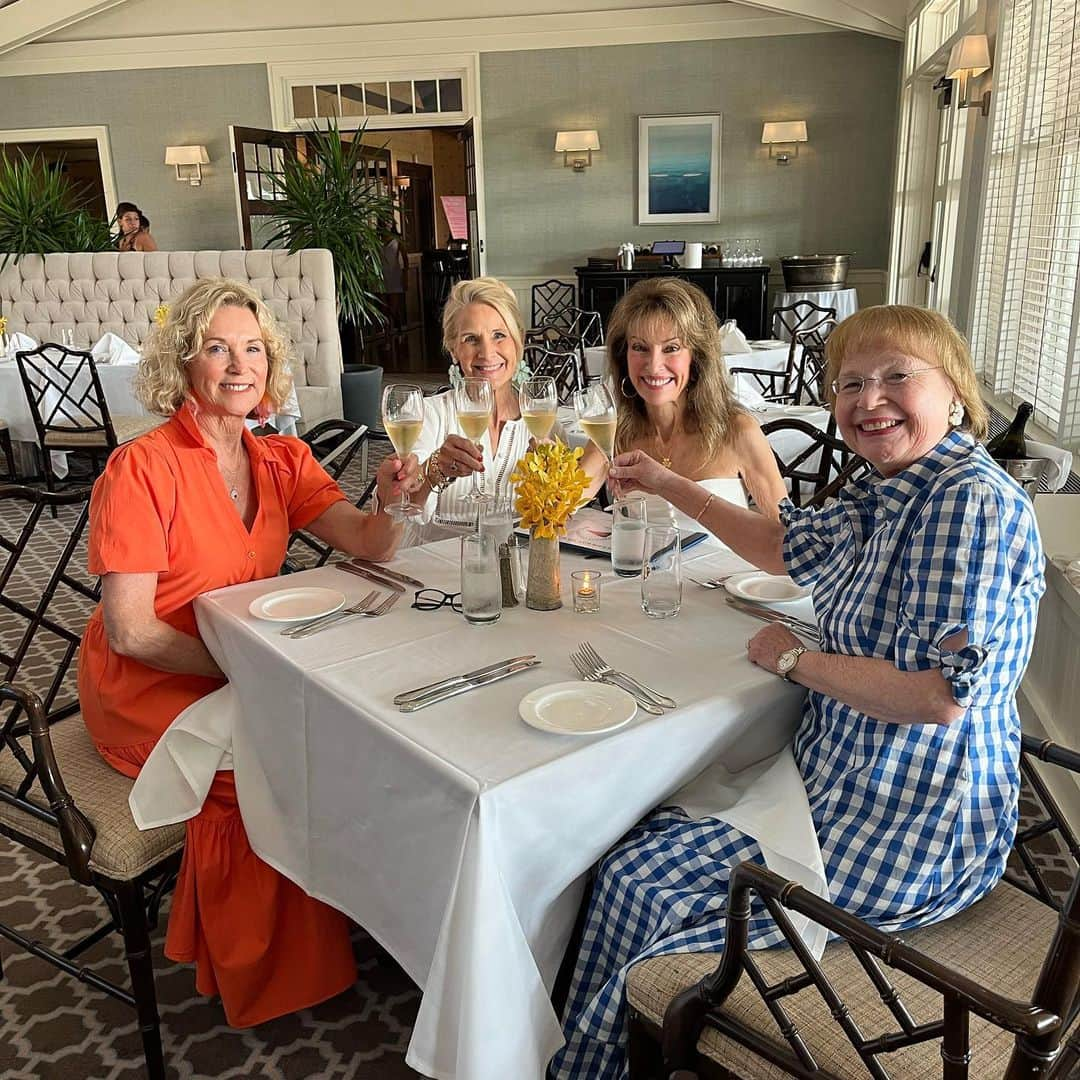 スーザン・ルッチのインスタグラム：「Last week in Southampton—great fun  day with my beautiful friends!  Cheers!!! Have a great weekend!!! 💃🏽💃🏽💃🏽」