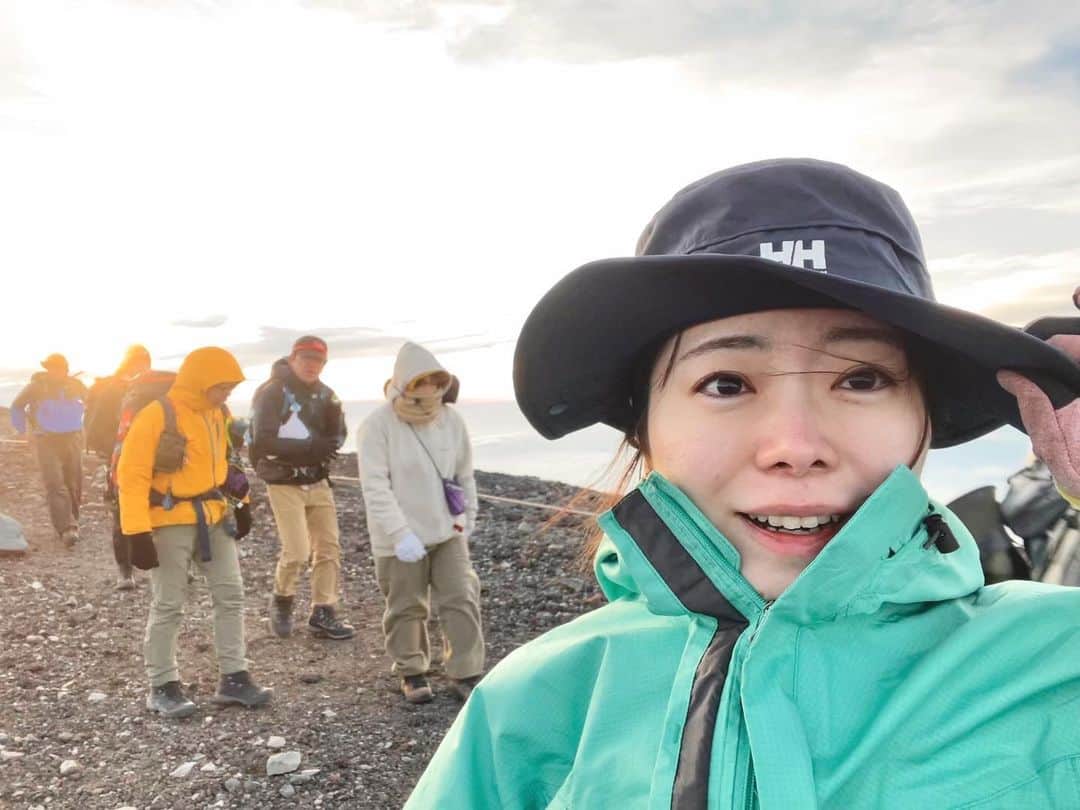 藤坂奈央さんのインスタグラム写真 - (藤坂奈央Instagram)「. 今日は山の日ですね⛰️ 先日会社のメンバーで初めて富士山に登ってきました！  一生に一度は登ってみたいと思っていた富士山🗻  想像していたより遥かにハード！！！ 酸素が薄いのがこんなに辛いなんて…😂 また山頂は風も強く耐えるのに必死でした。  色んな人からもらったアドバイスのおかげで メンバー全員高山病にもならず 無事に山頂で朝日を見ることができました🌅 休憩をたくさんとって身体を高地に慣らしながら ゆっくり登るのがポイントな気がします。  降りてきた時は辛かった〜って思ったけど こうして写真を見返すとそれも含めていい思い出☺️  #山の日 #富士登山」8月11日 22時52分 - naofujisaka_