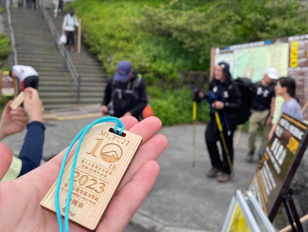 藤坂奈央のインスタグラム：「. 今日は山の日ですね⛰️ 先日会社のメンバーで初めて富士山に登ってきました！  一生に一度は登ってみたいと思っていた富士山🗻  想像していたより遥かにハード！！！ 酸素が薄いのがこんなに辛いなんて…😂 また山頂は風も強く耐えるのに必死でした。  色んな人からもらったアドバイスのおかげで メンバー全員高山病にもならず 無事に山頂で朝日を見ることができました🌅 休憩をたくさんとって身体を高地に慣らしながら ゆっくり登るのがポイントな気がします。  降りてきた時は辛かった〜って思ったけど こうして写真を見返すとそれも含めていい思い出☺️  #山の日 #富士登山」