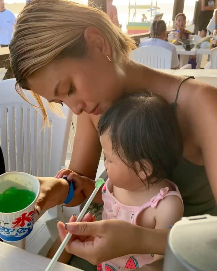 国枝洋子のインスタグラム：「夏の思い出🏝️  父達が主催のイベントに 仲良しのお隣さん誘って行ってきたよー👶✨ 母2人、キッズ4人連れて バス→電車→歩きの大移動👏  みんな頑張ってたくさん歩いてからの 海で乾杯は格別だったね🍻♡  素敵なLIVE聴きながら @sands_cafe_kamakura  で、まったり💯  ハンナは初めての かき氷デビューして🍧  ジュンナは一目惚れした @janetmayuka0711 net ちゃんと 写真撮れて大喜びの１日でした♡  素敵な夏の思い出をありがとう🌻 お疲れ様♡」