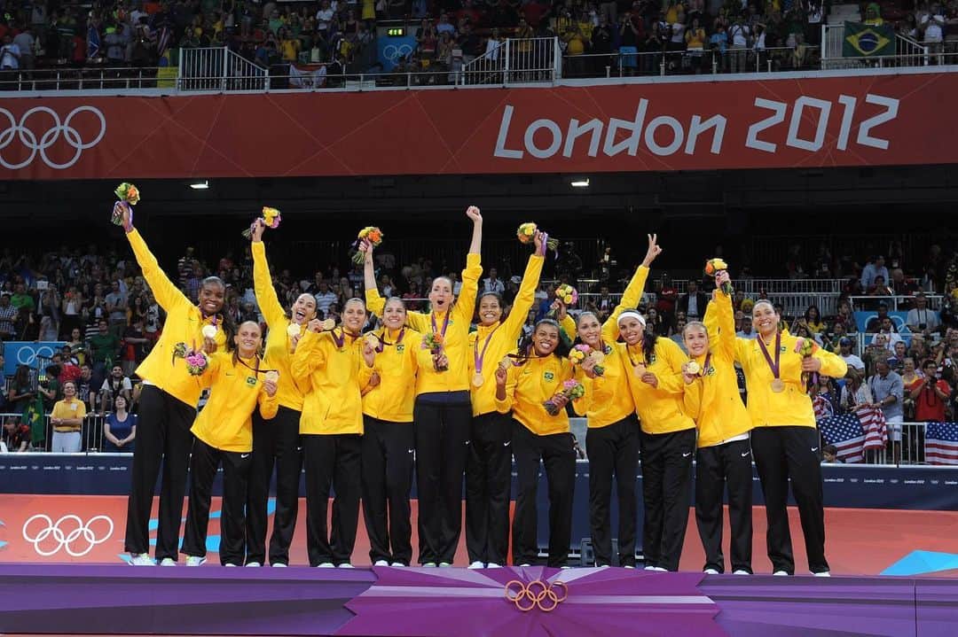 フェルナンダ・ロドリゲスのインスタグラム：「11 anos desse dia que mudou a minha história 🥇  Que coisa boa lembrar desse grande feito compartilhado com esse grupo que não só escreveu seus nomes na história mundial do voleibol mas que venceu muitas adversidades, se reinventou, se fortaleceu e no final conquistou a medalha de ouro!   Parabéns à toda  galera que ralou e contribui para essa conquista 💚💛 #london2012  #olimpicgoldmedalist」