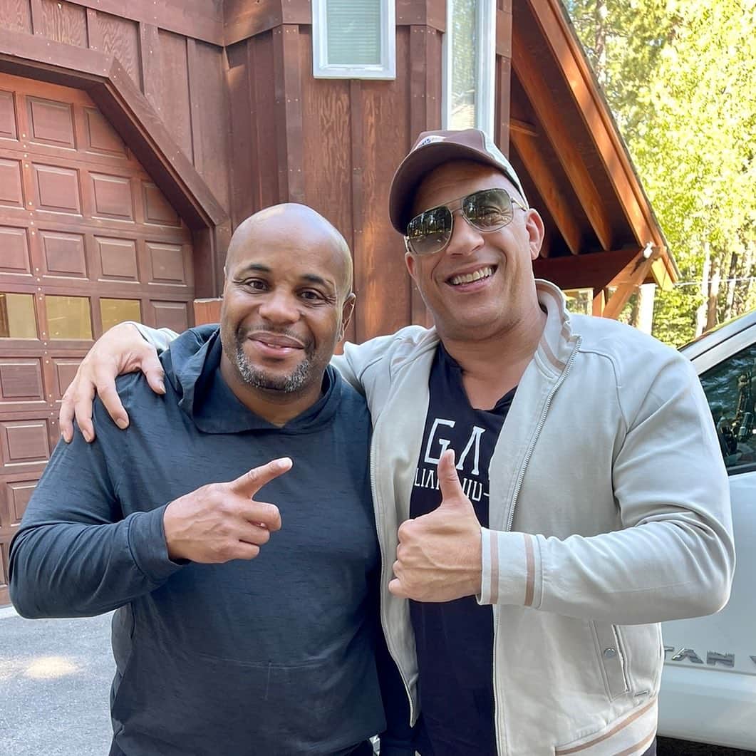 ヴィン・ディーゼルのインスタグラム：「Those who have followed me know that I have had my share of encounters with Bears in the North East… usually after I have released a block buster movie. Haha. However I have been here in the north west and I have heard about the bear pop up here and to my surprise I actually ran into a bear of a human! Haha. @dc_mma   I can’t tell you how many times I have watched this man perform in awe of his ability and character. I know he is a hall of famer… but to meet this gentle soul in person is something else. Daniel Cormier has always been one of my favorites to watch compete… he is a genuine soul. Blessed am I.  All love, Always.」