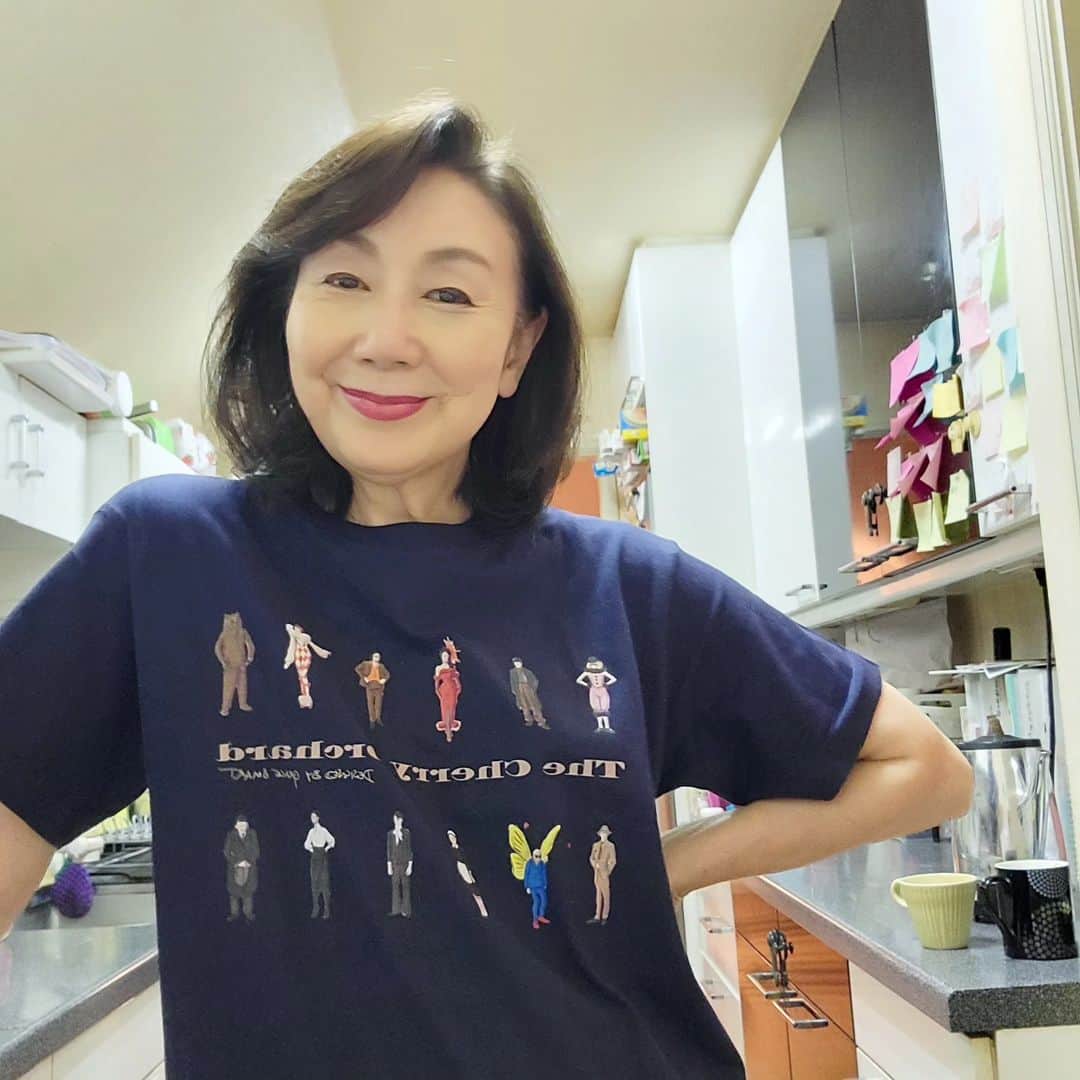 音無美紀子のインスタグラム：「桜の園Tシャツ、可愛いと評判！ PARCO劇場ロビーで売ってます。 観劇記念にどうかしら？」