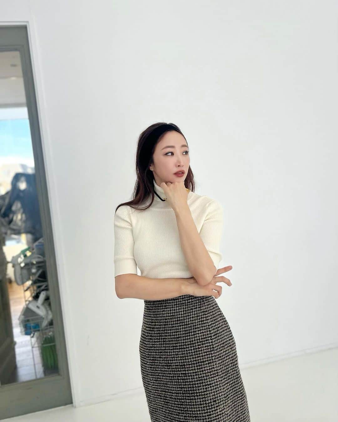 神崎恵のインスタグラム：「・ 撮影は、もう冬の衣装とメイクです。 この画像、腕も指もいろいろ気になりますが🦀 お伝えしたいのは、ヘアアレンジ。 トップにボリュームをだしてから太いリボンをヘアバンド？カチューシャ？のように。 ポイントは、リボンを少々額にかぶせ、耳もかくすこと。 秋冬注目しているチョコレート色のリップと太めアイラインを合わせました。 リップメイクは、リップライナーを使い2ミリほどオーバーリップ。 マスカラも根本からしっかり。 鼻周りのコントゥアも淡くだけれどしっかり仕込む。 ベースメイクは薄く何層か重ね、 パーツメイクはしっかりめが気分です。」