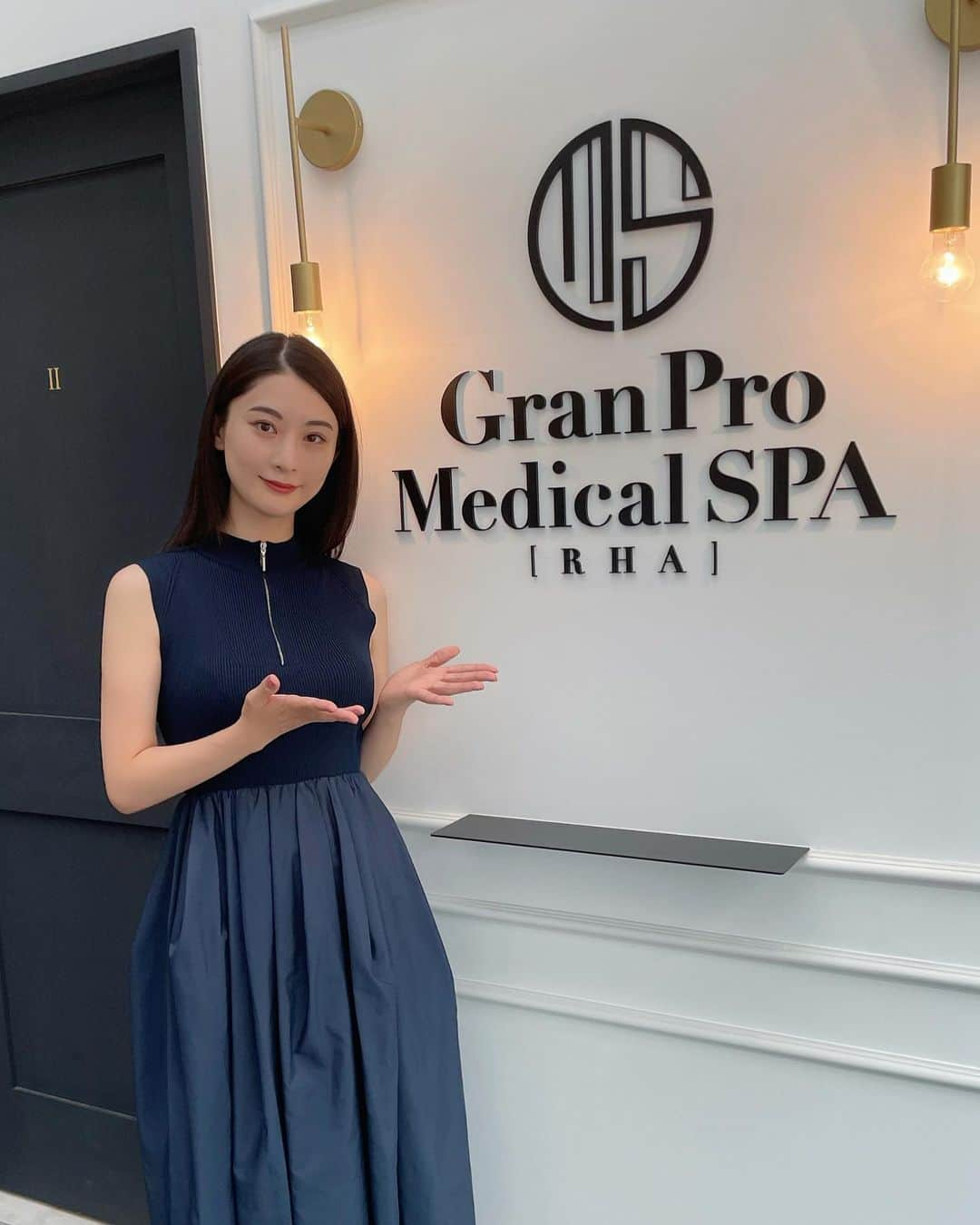 繭のインスタグラム：「ㅤㅤㅤ ㅤㅤㅤ @medicalspa_granpro 表参道で、 高浸透導入マシン「グロッティプロ」@grottypro の フェイシャル施術を受けてきました☺️  近赤外線と音響振動で顔まわりの血行を良くし、 更に再生美容トリートメントによって理想的な肌へと 導いてくれるというありがたい施術😫🙏🏻✨  目の真上や唇にまで施術できるのが驚きでした😳 お陰様でお肌だけじゃなく唇までぷるぷるに💋  3タイプの再生美容トリートメントがあって 今回私はフェイシャルをしていただいたけど、 ボディとスカルプのケアもできるらしいです！  家庭用マシンもあるとのことで本気で欲しくなった🤣💸 施術中動画も載せておくので是非見てください💆🏻‍♀️  @estheprolabo_official @prolabosolution_official  #エステプロラボ #プロラボソリューション #グロッティプロ #グランプロメディカルスパ #スパ #フェイシャル」