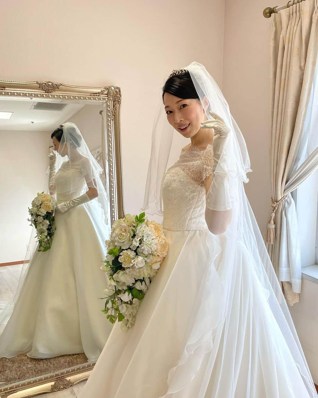 海隼人（有馬佐織）のインスタグラム：「可愛い鏡🪞を見つけてご機嫌🐳　  #model#記録 #weddingdress#dress #ウェディングドレス #yumikatsura #お初 #photography #japan #2023#july #bridalphotos #撮影#前撮り#前撮り撮影 #フォトウェディング #wedding#bridal #bridalmodel  #weddingphotography  #卒花#プレ花嫁#花嫁準備 #happy#smile #😆#❤️ #宝塚og#元宝塚 #海隼人」